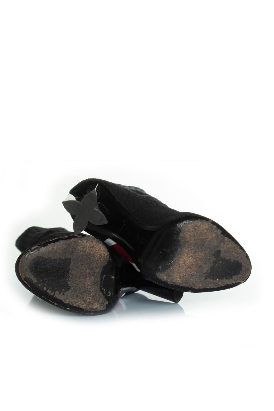 Louis Vuitton, Silhouette black fabric boots. The item is in good condition with light signs of wear. Small stains on the white parts and wear on the edges of the heel. 

CONDITION: good condition

SIZE: 37

INSOLE MEASUREMENTS: 24 cm

HEEL