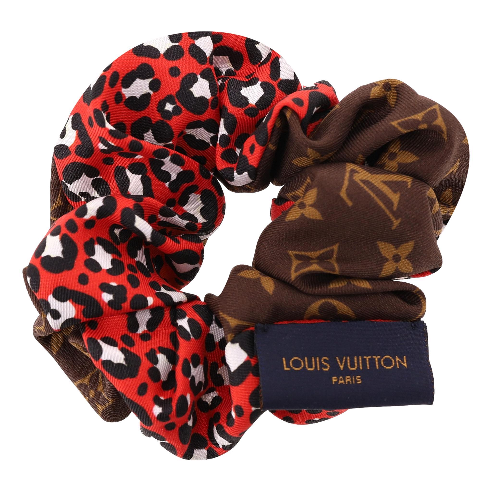 Louis Vuitton: scrunchie in seta Be Mindful Chouchou Monogram

Fazzoletto in seta con motivo monogram Louis Vuitton e stampa leopardata rossa sul retro.

Dettagliato con il logo 