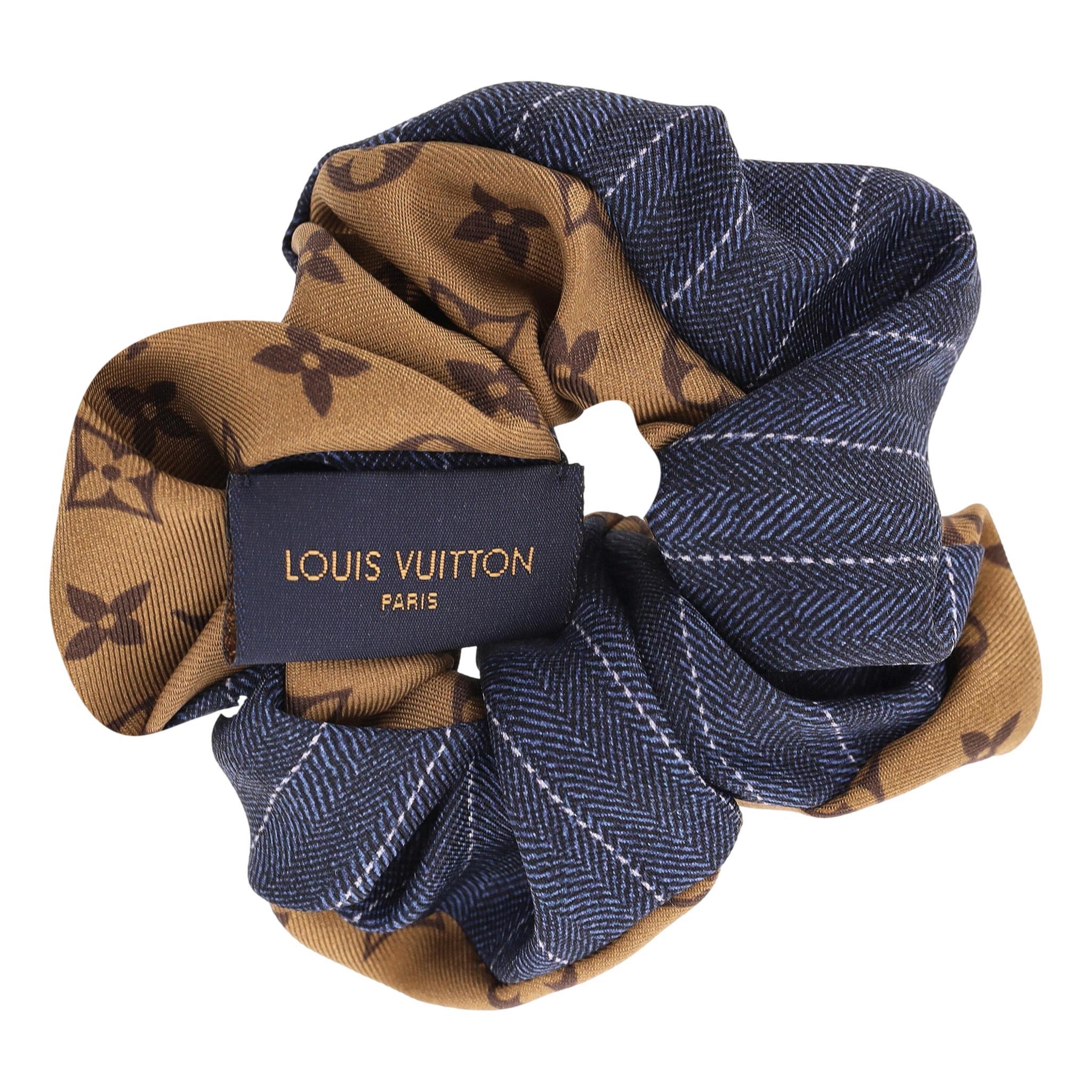 Louis Vuitton: scrunchie in seta Be Mindful Chouchou Monogram

Fazzoletto in seta disegnato con il motivo del monogramma Louis Vuitton e

stampa a righe blu e crema con cuciture a contrasto sul retro.

Dettagliato con il logo 