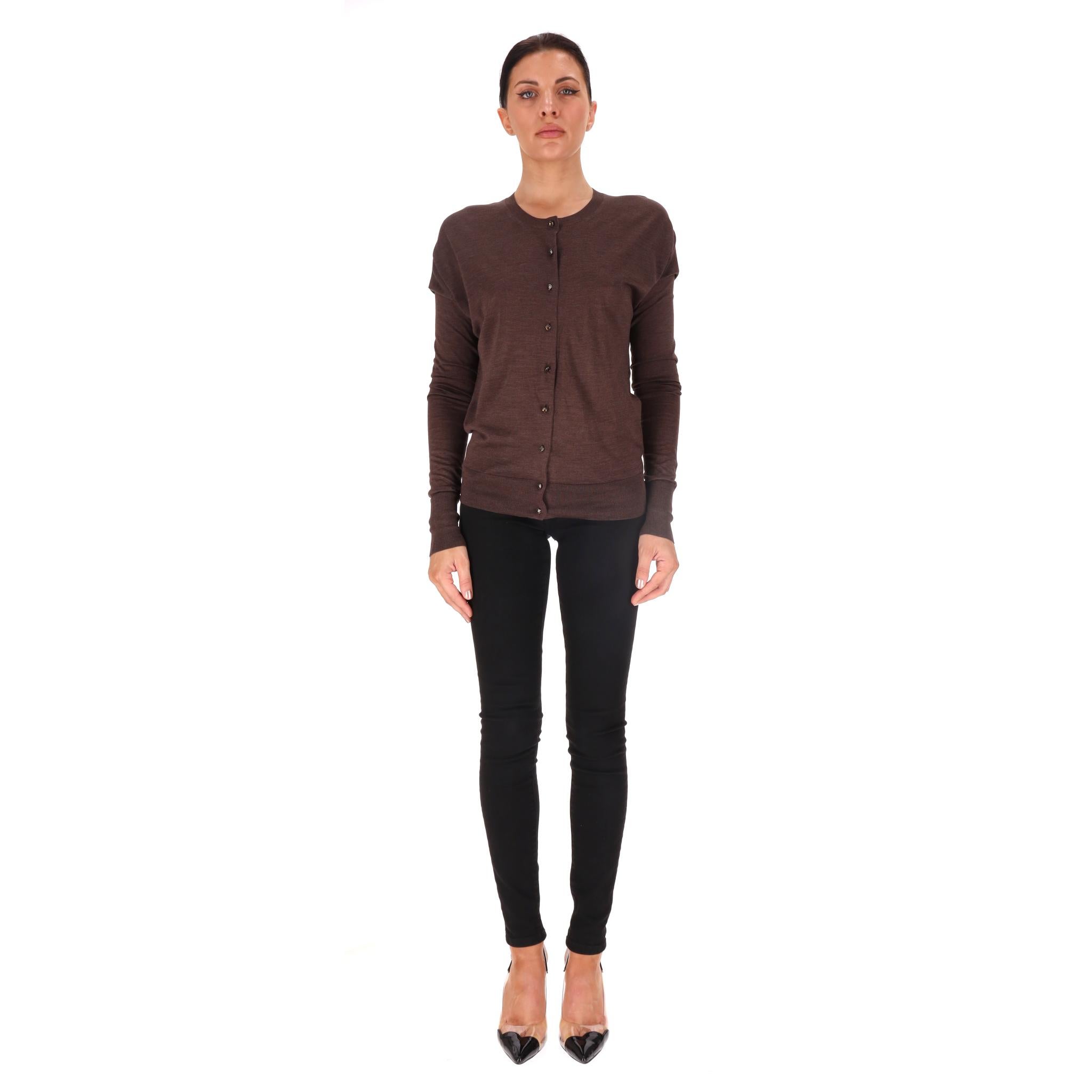 Cardigan en soie Louis Vuitton

Cardigan marron entièrement réalisé en soie avec une fermeture à boutons en cristal doré.

Silhouette ajustée et épaules tombantes.

Rrp Approx. £1,200

Taille - M

État - Très bon

Composition - 100% soie