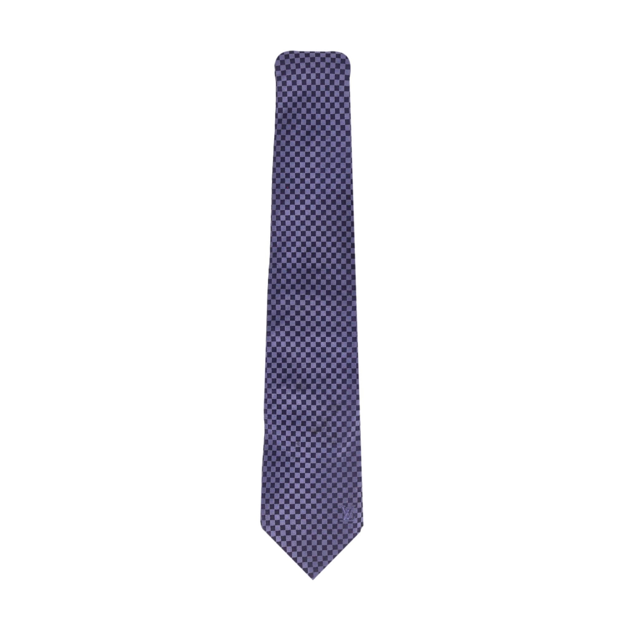 Louis Vuitton Silk Checkered Tie

Silk tie with a checkered pattern in shades of blue, featuring an embroidered Louis Vuitton monogram.

Size - Length 153 cm

Condition - Good (Some marks on the fabric )

Composition - 100% Silk