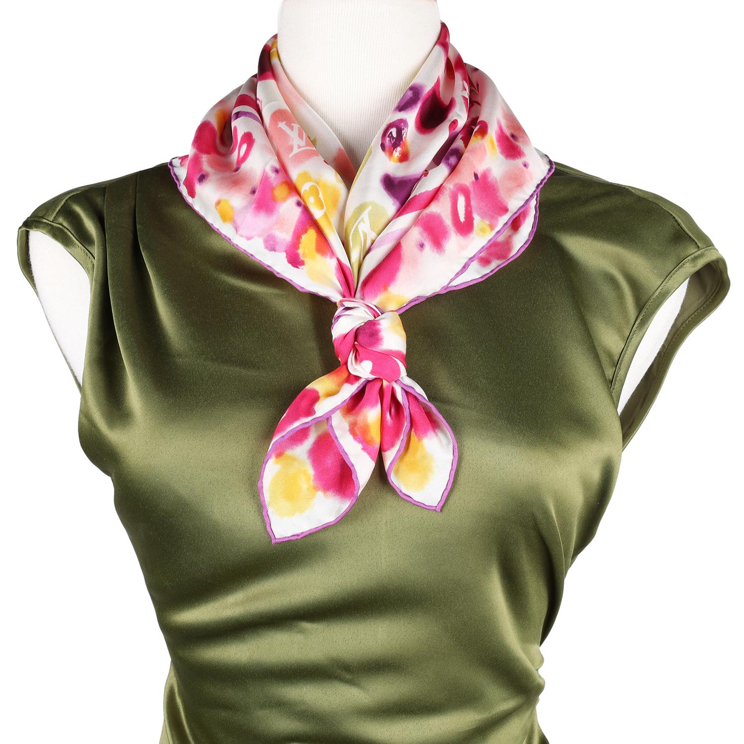 Autentico foulard Louis Vuitton in seta con monogramma acquerellato in rosa multicolore. Questo elegante foulard in seta ti avvolge letteralmente in una coperta di delicata morbidezza. L'iconico modello è stato rivitalizzato con accenni di colori