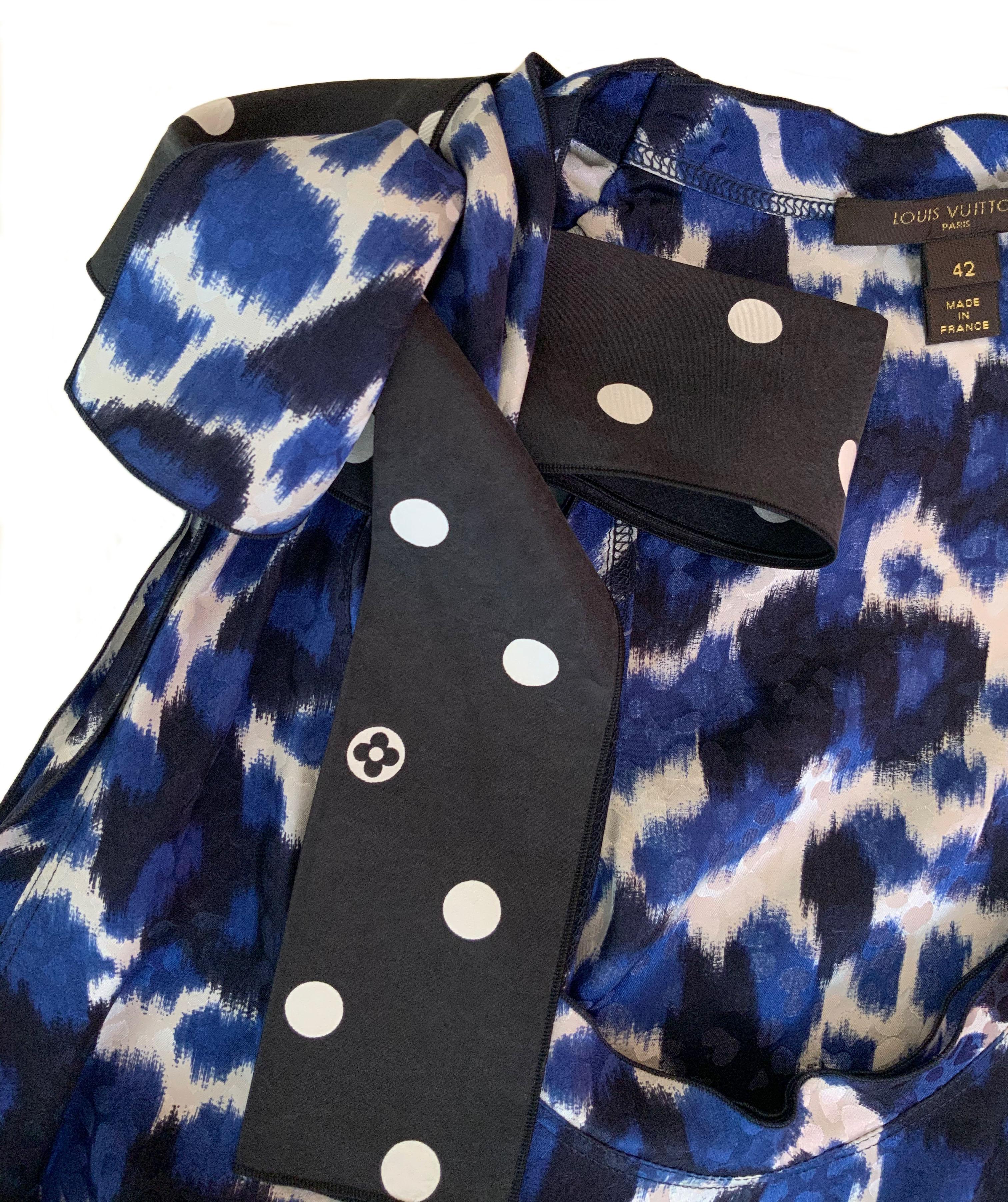 Lovely top from the house of Louis Vuitton. Crafted in a beautiful silk with a mix of blue, white and black colors.
A polka dots ribbon on the right shoulder as a bow.

Fabric: 100% silk
Color: blue, white and black
Size: 42
Measurements: Back: 59