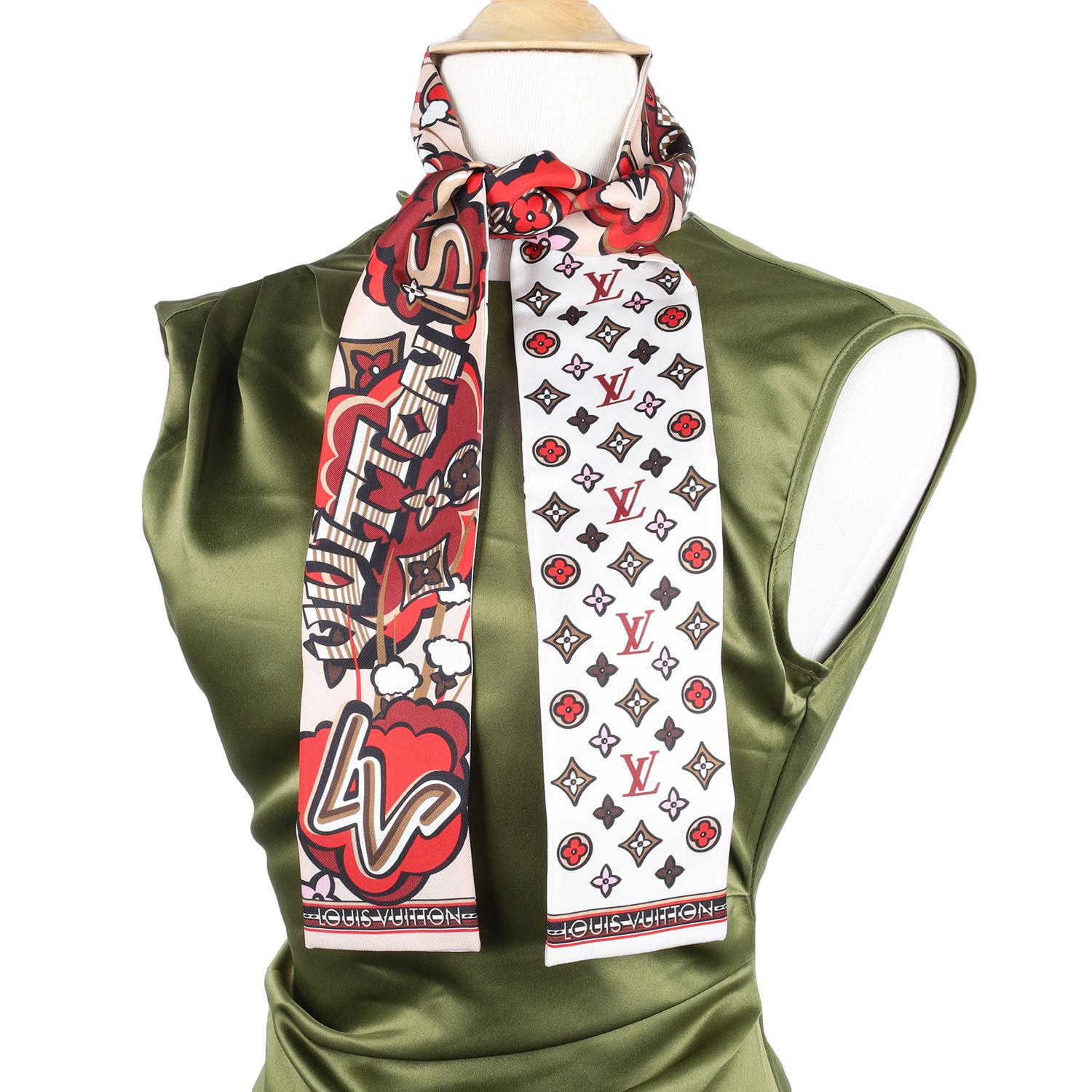 Bandeau auténtico Louis Vuitton de seda con monograma 1854. Raro, imprescindible. ¡Muy bonito! Este bandeau de seda, elegante sin esfuerzo, te envuelve literalmente en una delicada suavidad. El icónico estampado se ha revitalizado con toques de