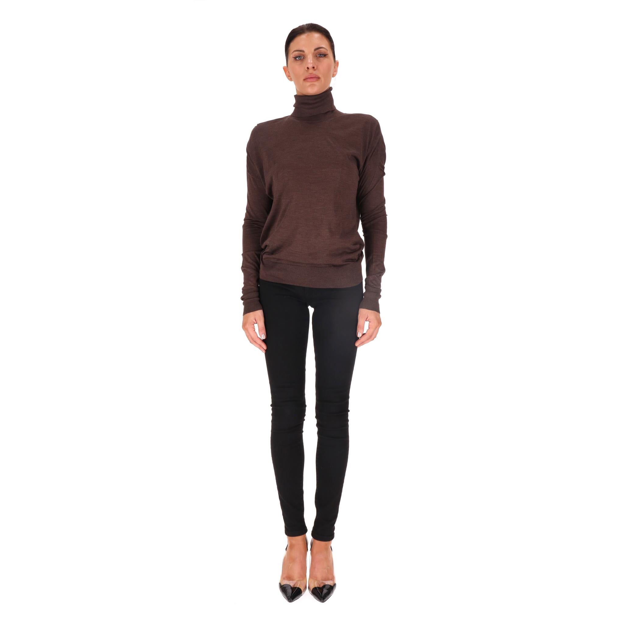 Jersey de cuello alto de seda Louis Vuitton

Jersey marrón chocolate totalmente confeccionado en seda.

Con cuello alto, silueta entallada y hombros caídos.

Precio aprox. 1,100

Talla - M

Estado - Muy bueno

Composición - 100% Seda