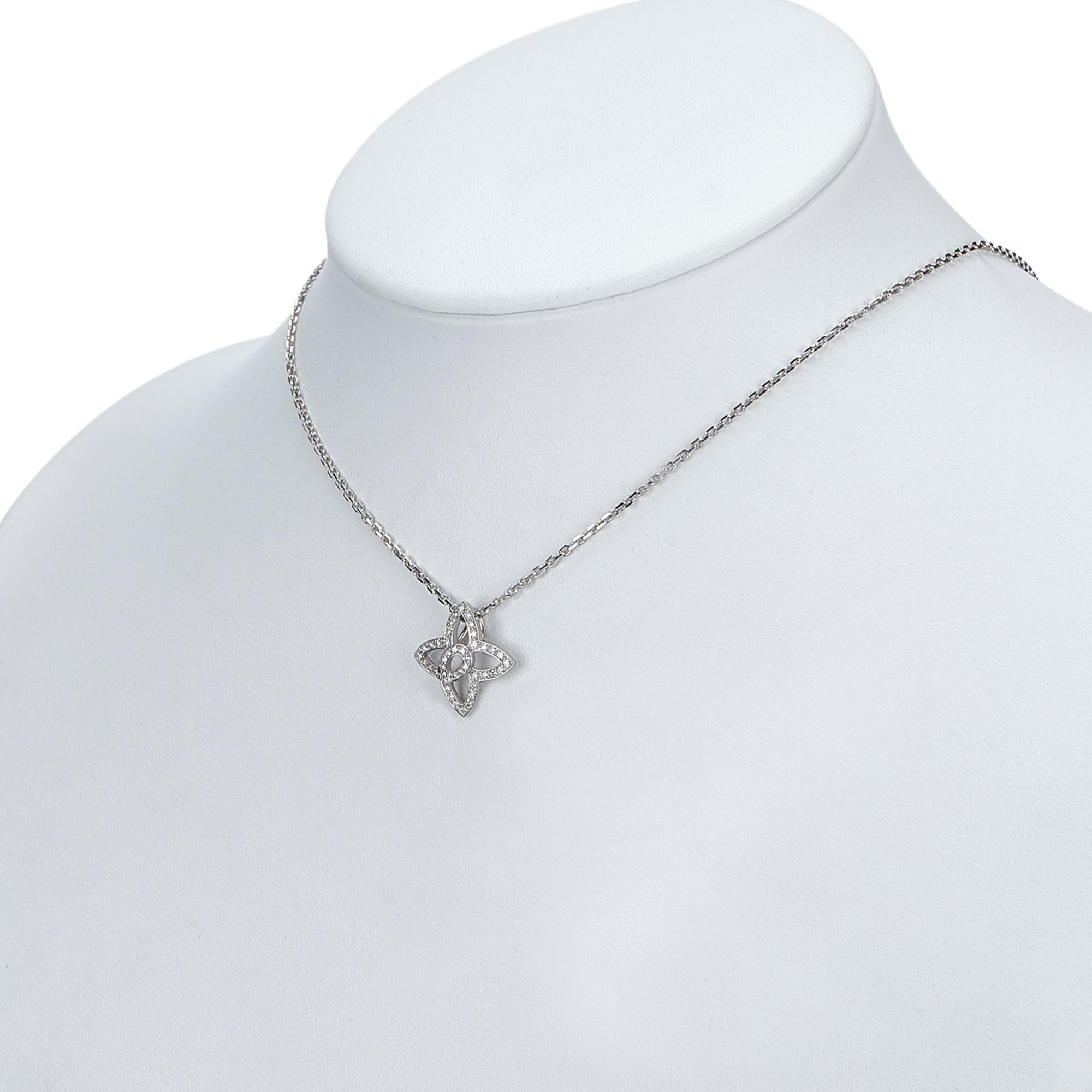 Louis Vuitton Silver 18K White Gold Metal Quatrefoil Diamond Necklace France For Sale 2