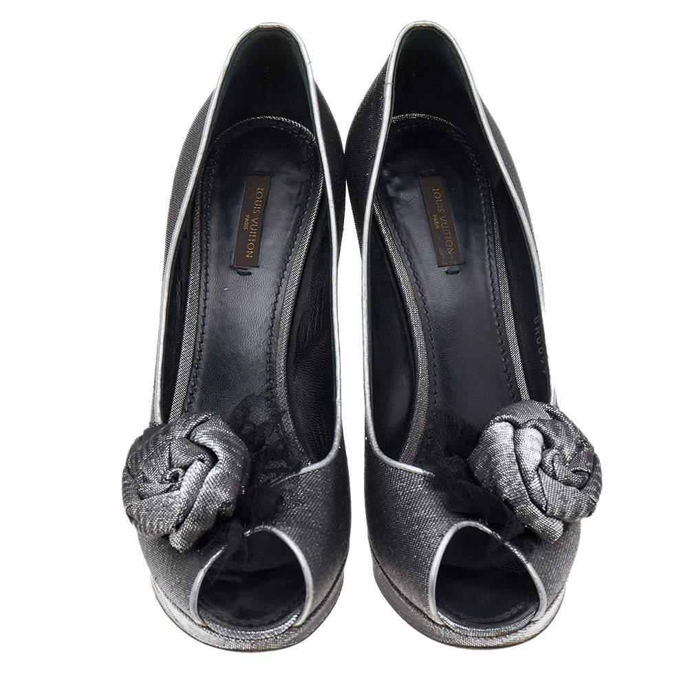 Louis Vuitton Silver/Black Lurex Fabric Floral Peep Toe Pumps Size 39.5 In Excellent Condition In Dubai, Al Qouz 2