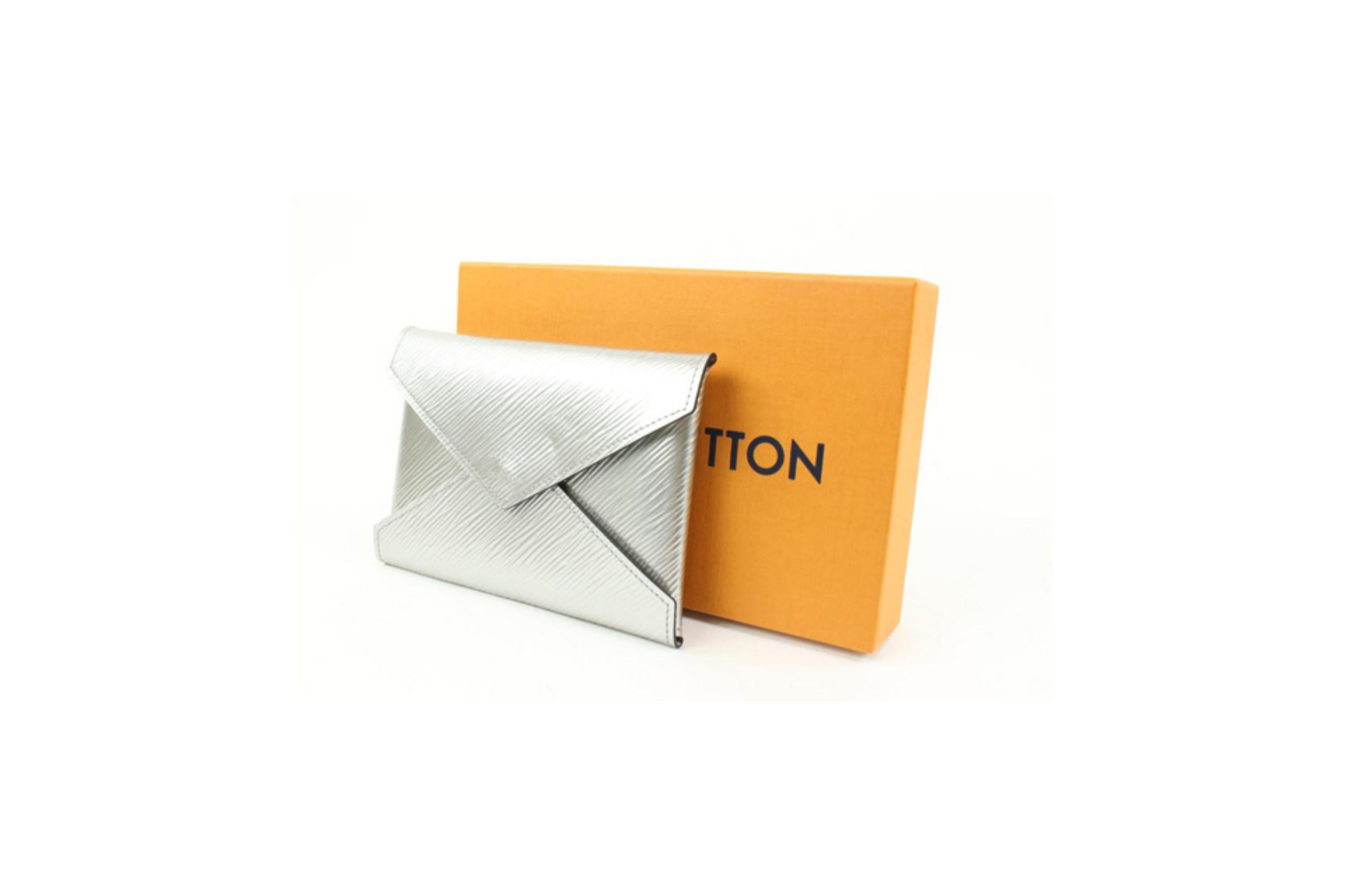 Louis Vuitton Silver Epi Leather Kirigami MM Envelope Pouch 77lv24s
Date Code/Serial Number: SP1159
Made In: France
Measurements: Length:  6.2