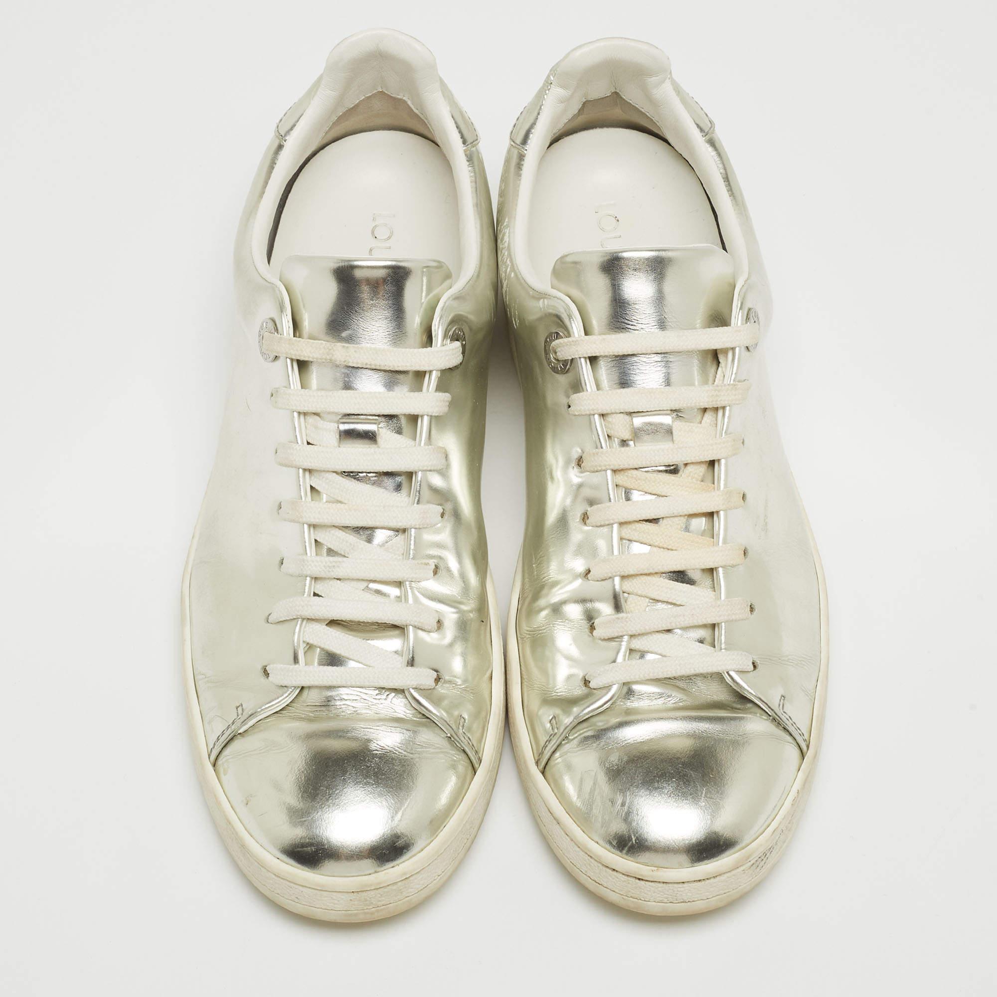 Louis Vuitton Silver Foil Leather Frontrow Low Top Sneakers Size 38 In Good Condition For Sale In Dubai, Al Qouz 2