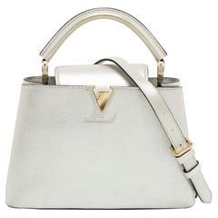Silber schillernde Capucines BB Tasche aus Leder von Louis Vuitton