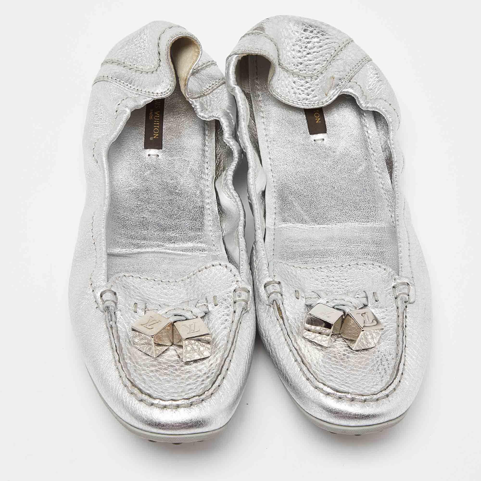 Louis Vuitton Silver Leather Dice Scrunch Loafer Flats Size 40.5 In Fair Condition For Sale In Dubai, Al Qouz 2