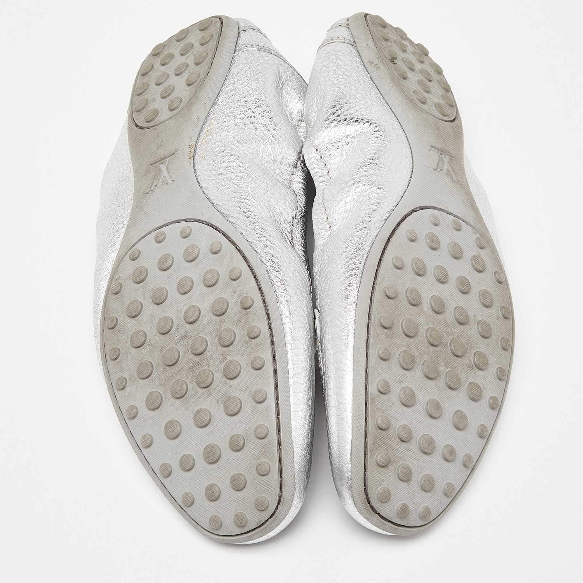Louis Vuitton Silver Leather Dice Scrunch Loafer Flats Size 40.5 For Sale 2