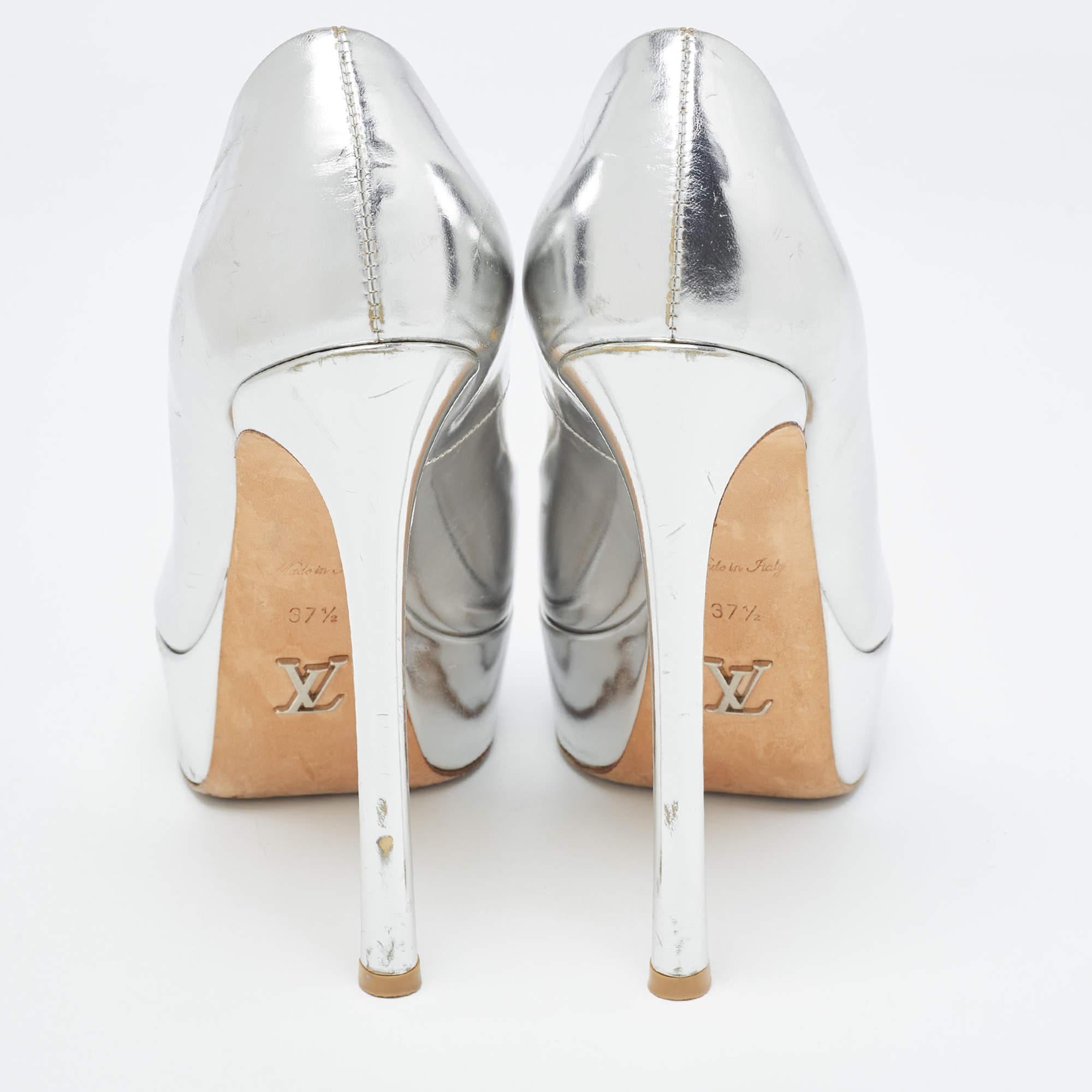 Escarpins à œillets Louis Vuitton en cuir argenté, taille 37,5 en vente 2