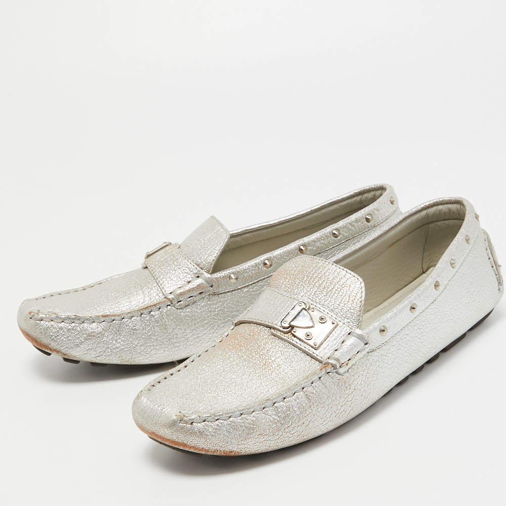 Pour compléter parfaitement vos tenues, nous vous proposons cette paire de mocassins qui ne parlent que de style. Les chaussures ont été fabriquées avec savoir-faire et sont conçues pour être faciles à enfiler. Ils sont le choix idéal pour compléter