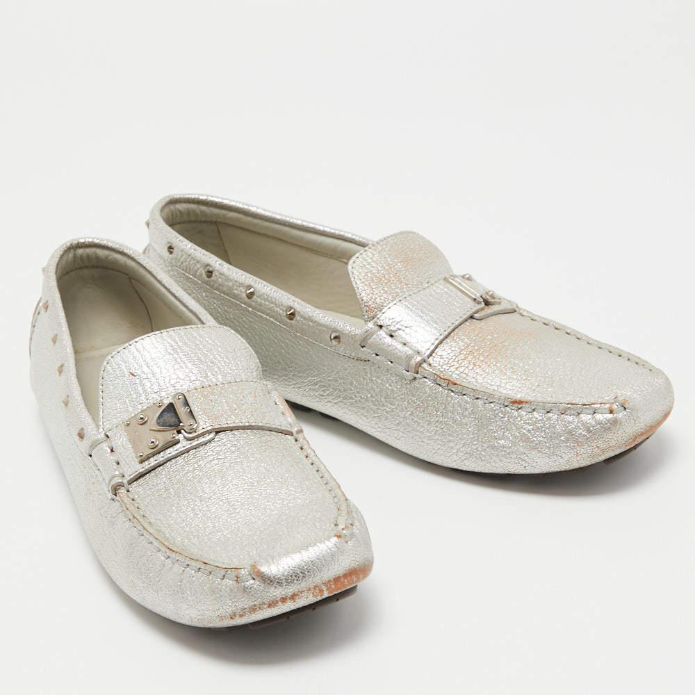 Louis Vuitton - Mocassins Lombok en cuir argenté, taille 40,5 Bon état à Dubai, Al Qouz 2
