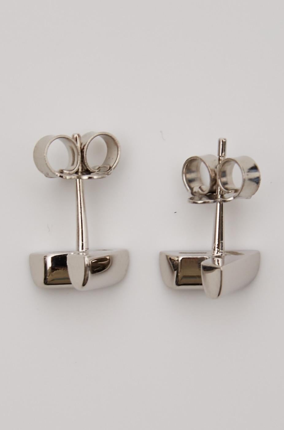 LOUIS VUITTON SILVER LOGO ESSENTIAL V STUD EARRINGS

These Louis earrings feature a discreet V signature and a shiny silver-color finish. The essential V earrings are in tune with the times. These sleek and versatile earrings combine Louis Vuitton's