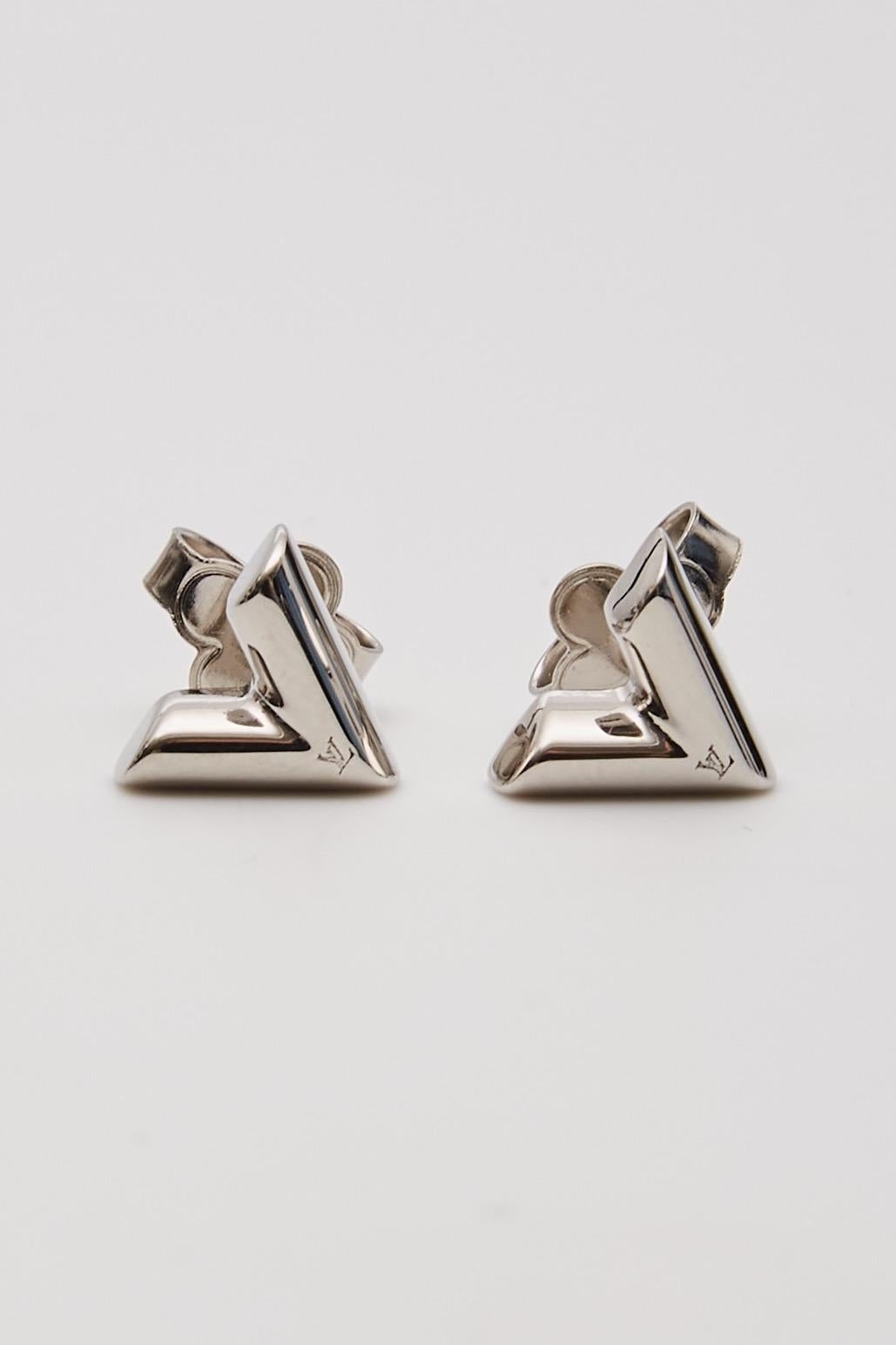 Louis Vuitton Silver Logo Essential V Stud Earrings In Excellent Condition For Sale In Montreal, Quebec