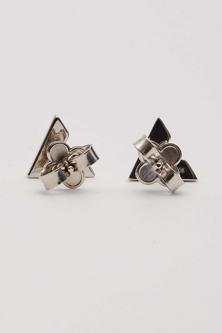 Louis Vuitton Silver Logo Essential V Stud Earrings For Sale 3