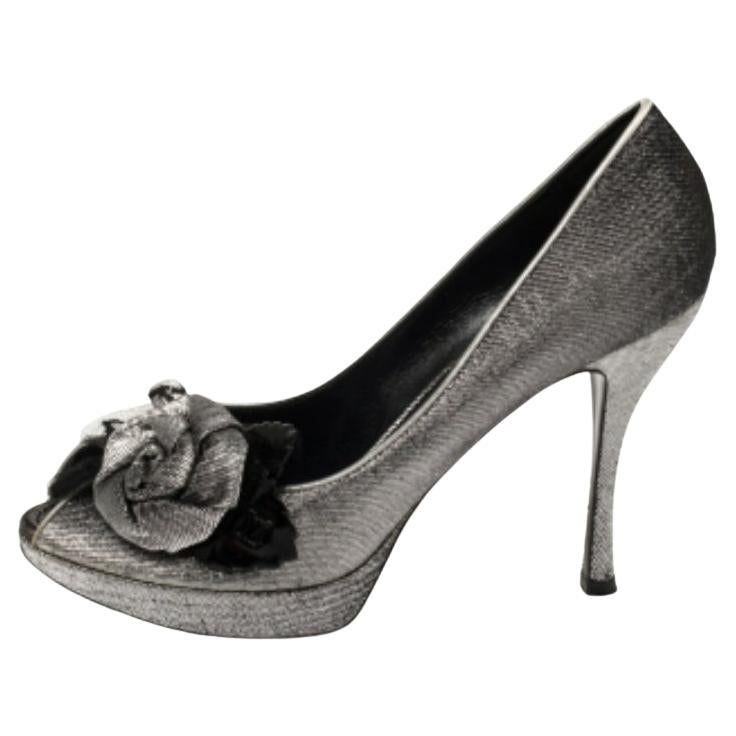 Louis Vuitton Silver Lurex Fabric Floral Peep Toe Pumps Size 39 For Sale