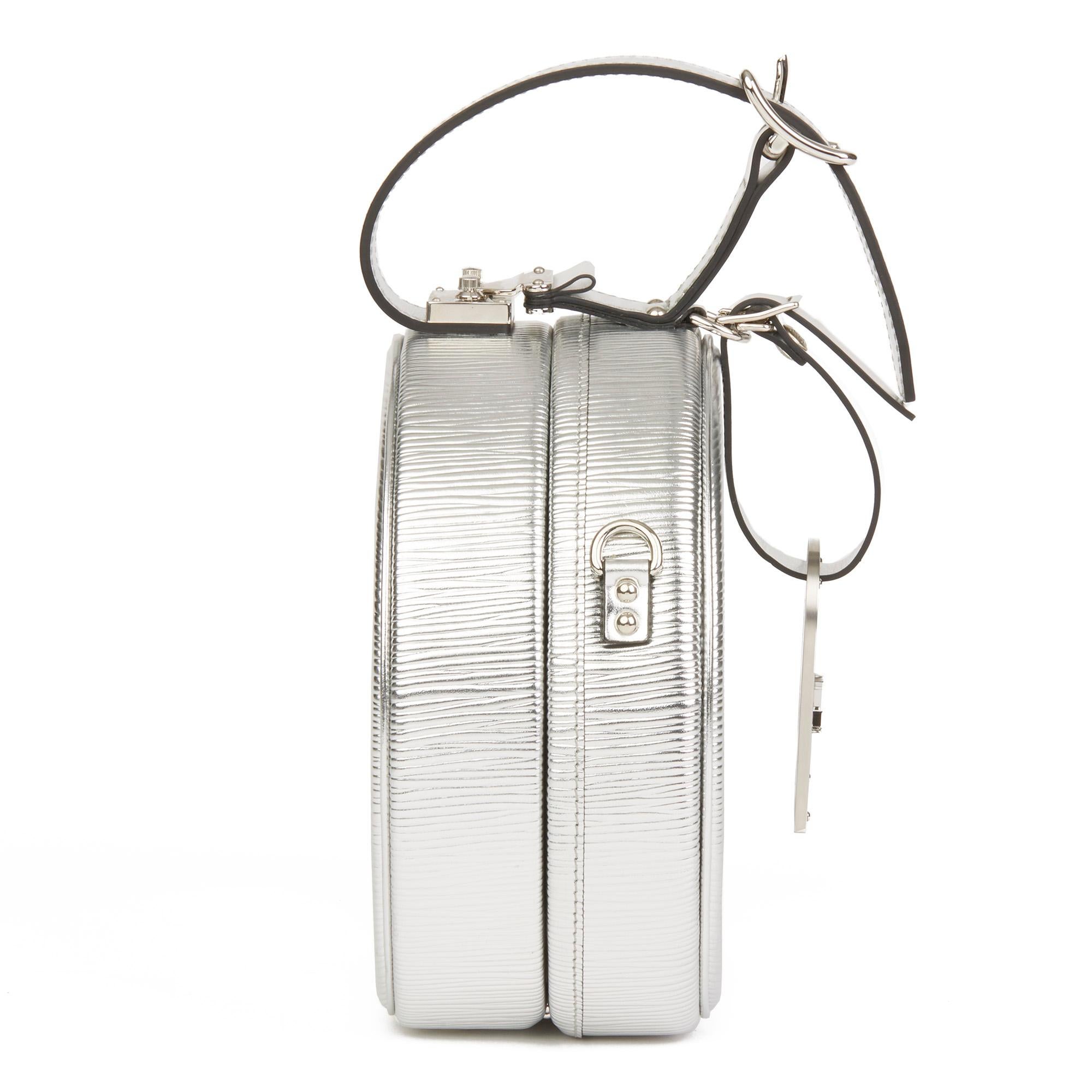 LOUIS VUITTON
Silver Metallic Epi Leather Petite Boite Chapeau

Reference: HB2830
Serial Number: PL5107
Age (Circa): 2017
Accompanied By: Louis Vuitton Dust Bag, Luggage Tag, Shoulder Strap
Authenticity Details: Date Stamp (Made in Italy)
Gender: