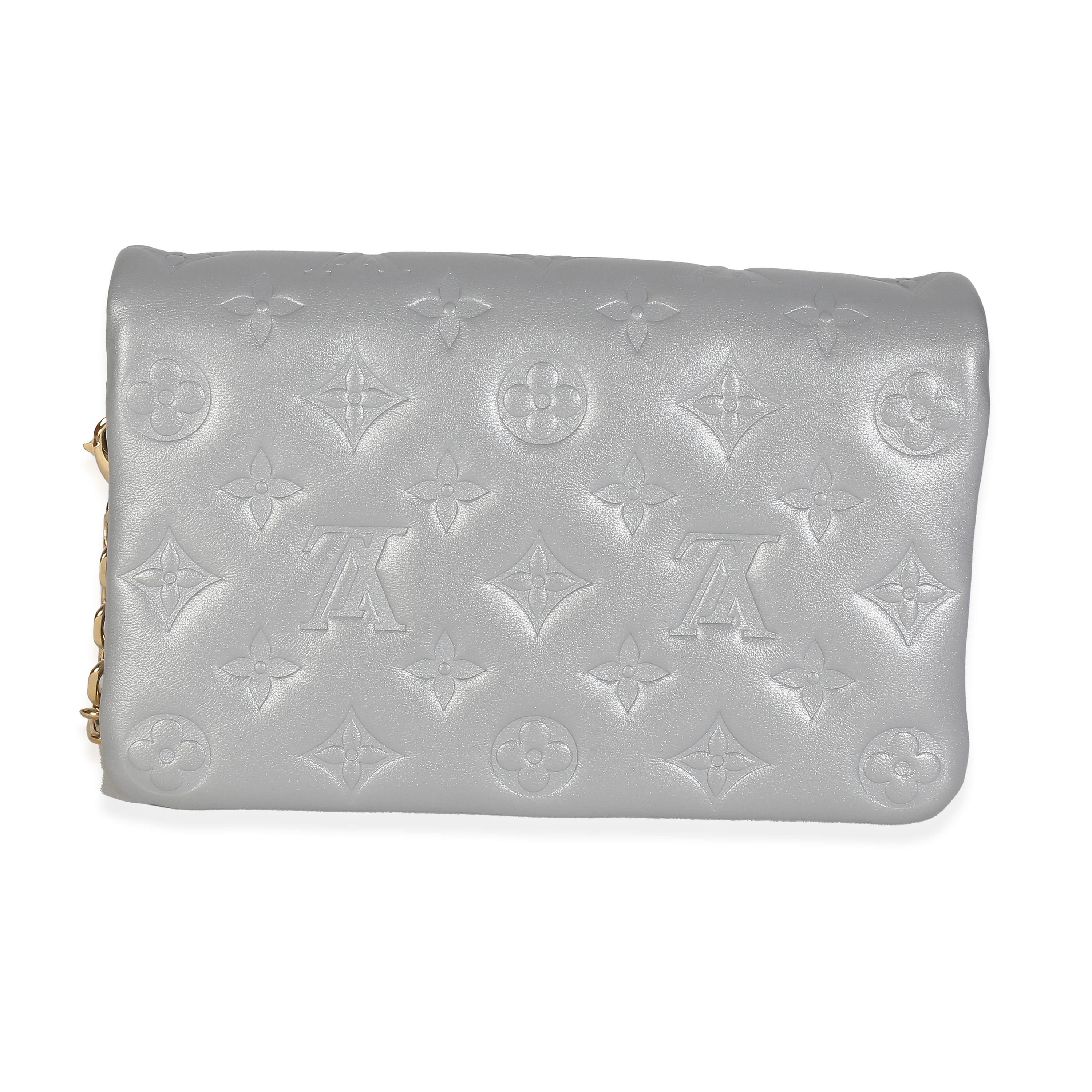 Titolo dell'elenco: Louis Vuitton Silver Metallic Lambskin Embossed Monogram Pochette Coussin
SKU: Z147893
MSRP: 2840.00 USD
Condizioni: Usato 
Condizioni della borsa: Eccellente
Commenti sulle condizioni: L'articolo è in ottime condizioni e