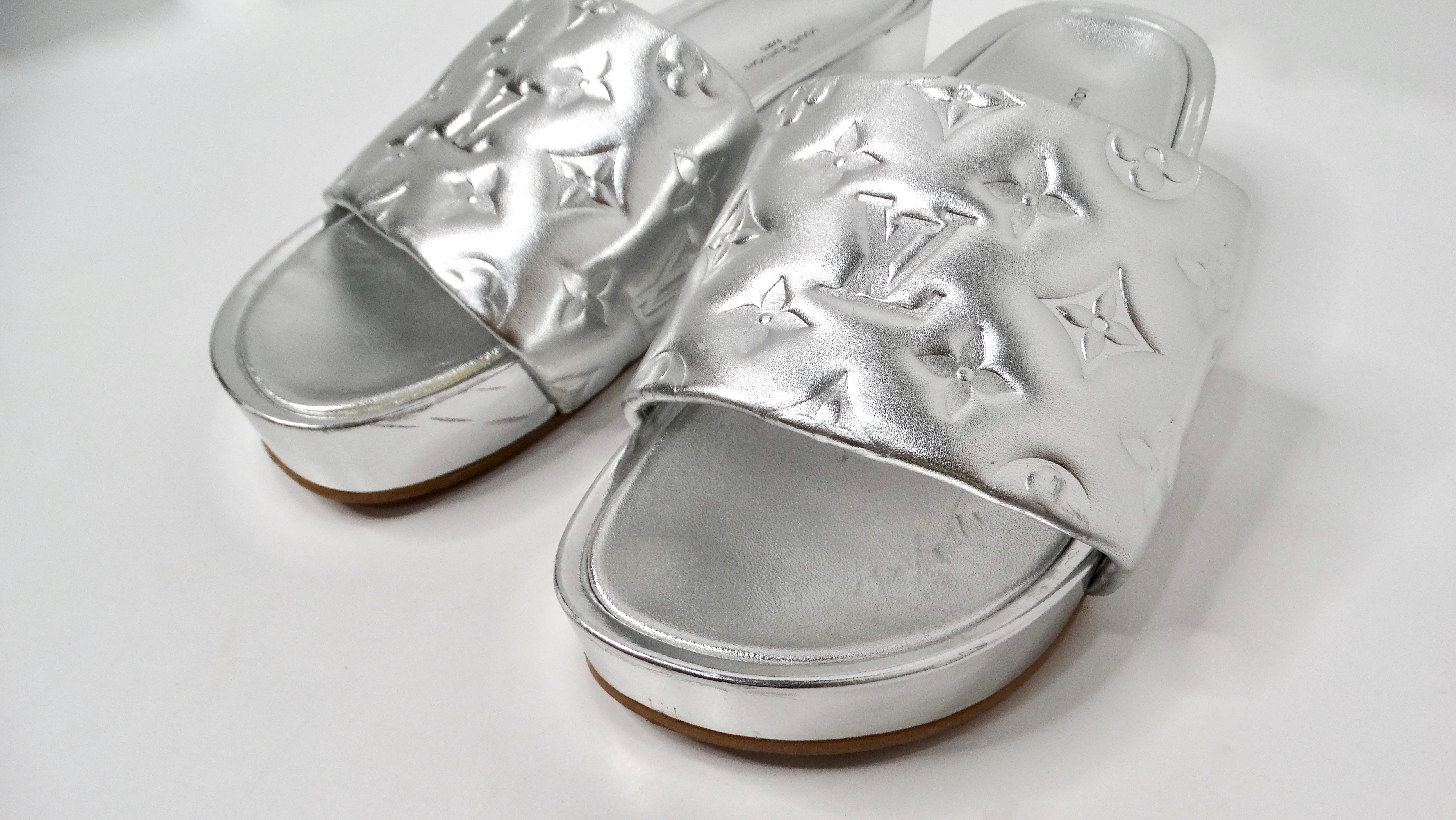 Louis Vuitton Silver Metallic Monogram Platform Leather Slide Sandals In Good Condition For Sale In Scottsdale, AZ