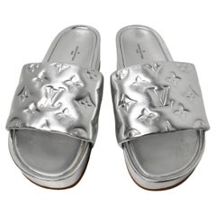 Louis Vuitton Sandali in pelle con piattaforma Monogram in argento metallico