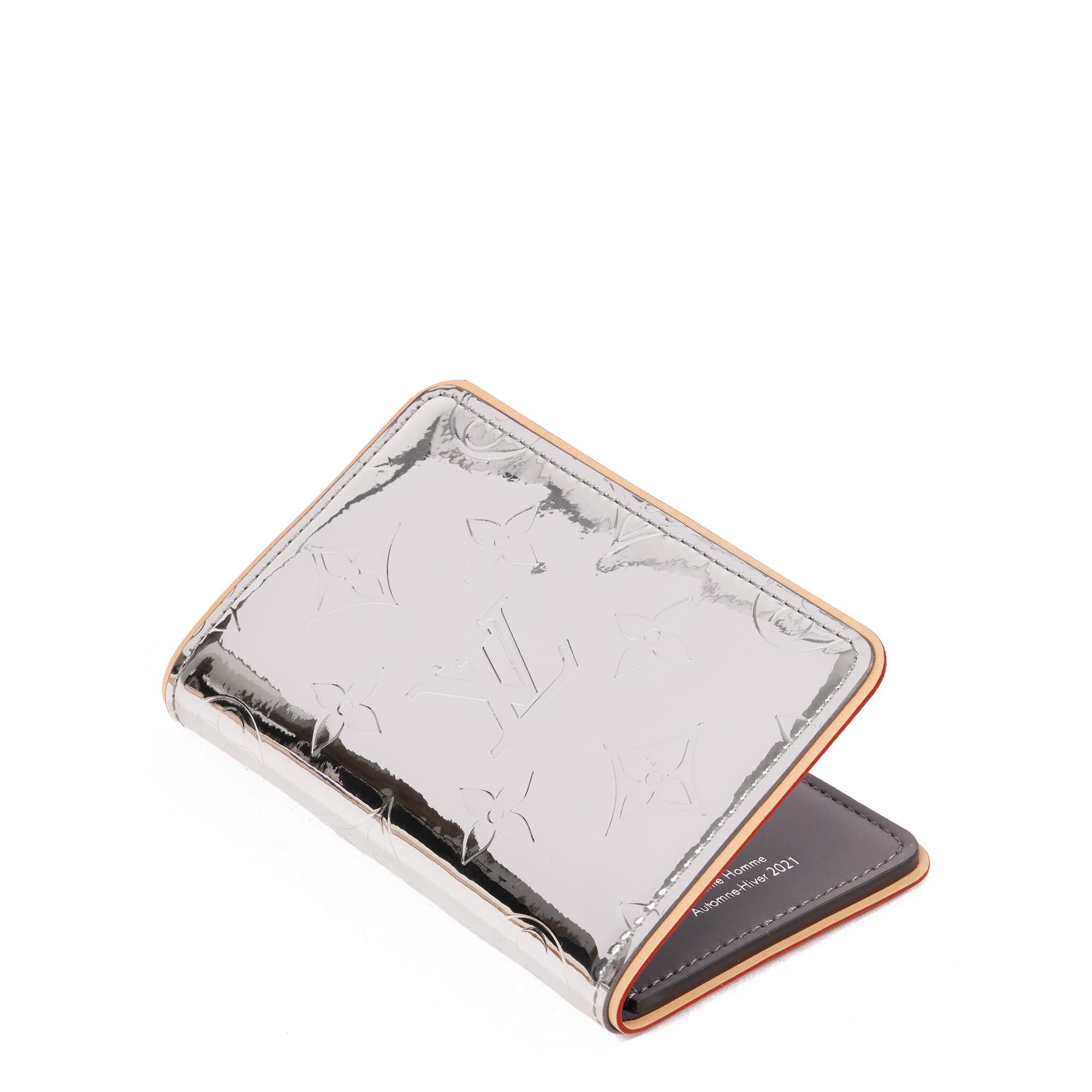 Louis Vuitton SILVER MIRROR MONOGRAM VINYL & VACHETTA SLENDER POCKET CARDHOLDER

CONDITION NOTES
This item is in unworn condition.

BRAND	Louis Vuitton
MODEL	Slender Pocket Cardholder
AGE	2021
GENDER	Unisex
MATERIAL(S)	Vinyl, Vachetta