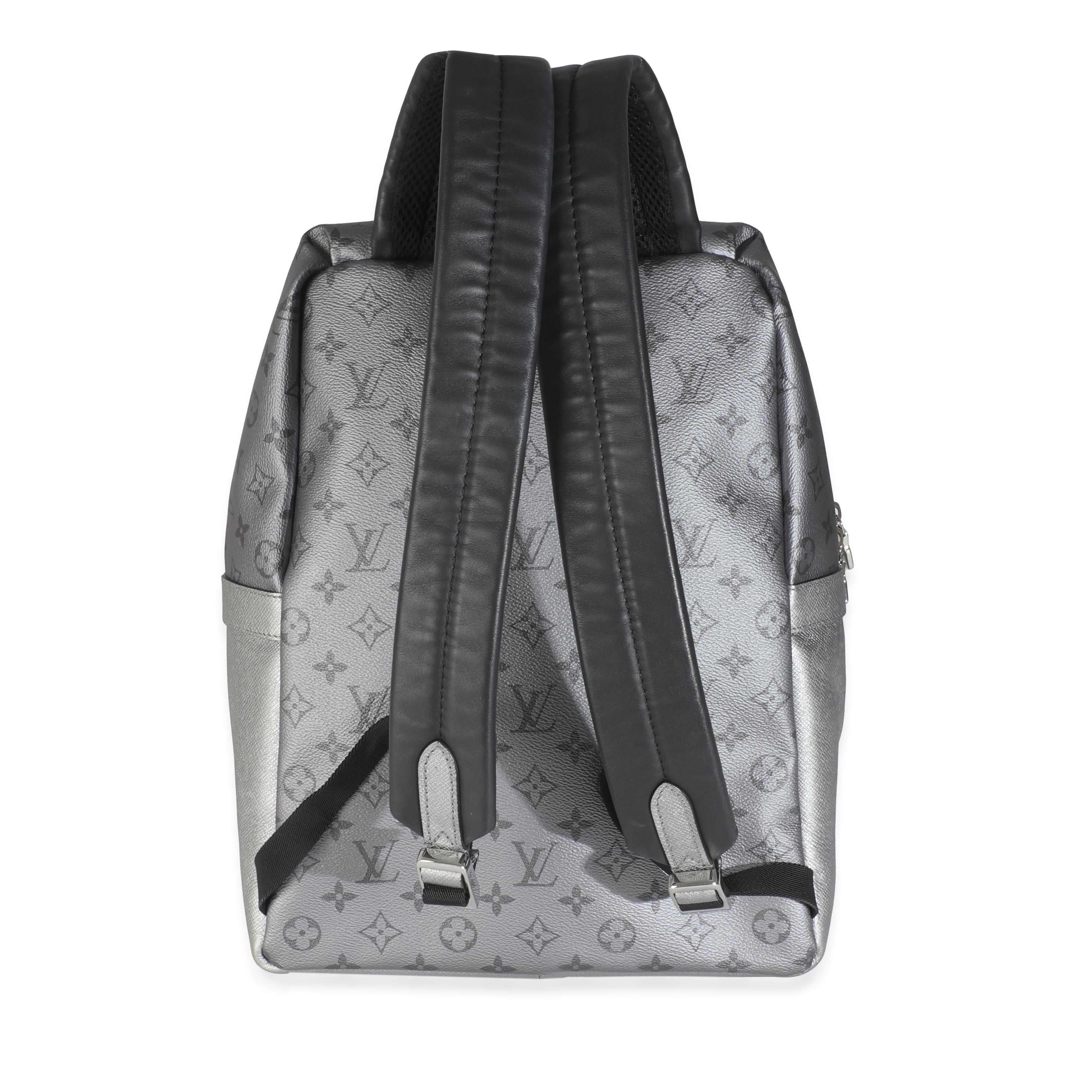 Titolo dell'elenco: Zaino Discovery in tela Monogram Silver di Louis Vuitton
SKU: Z145360
Condizioni: Usato 
Condizioni della borsa: Discreto
Commenti sulle condizioni: L'articolo è in condizioni discrete con evidenti segni di usura.  Graffi estesi,