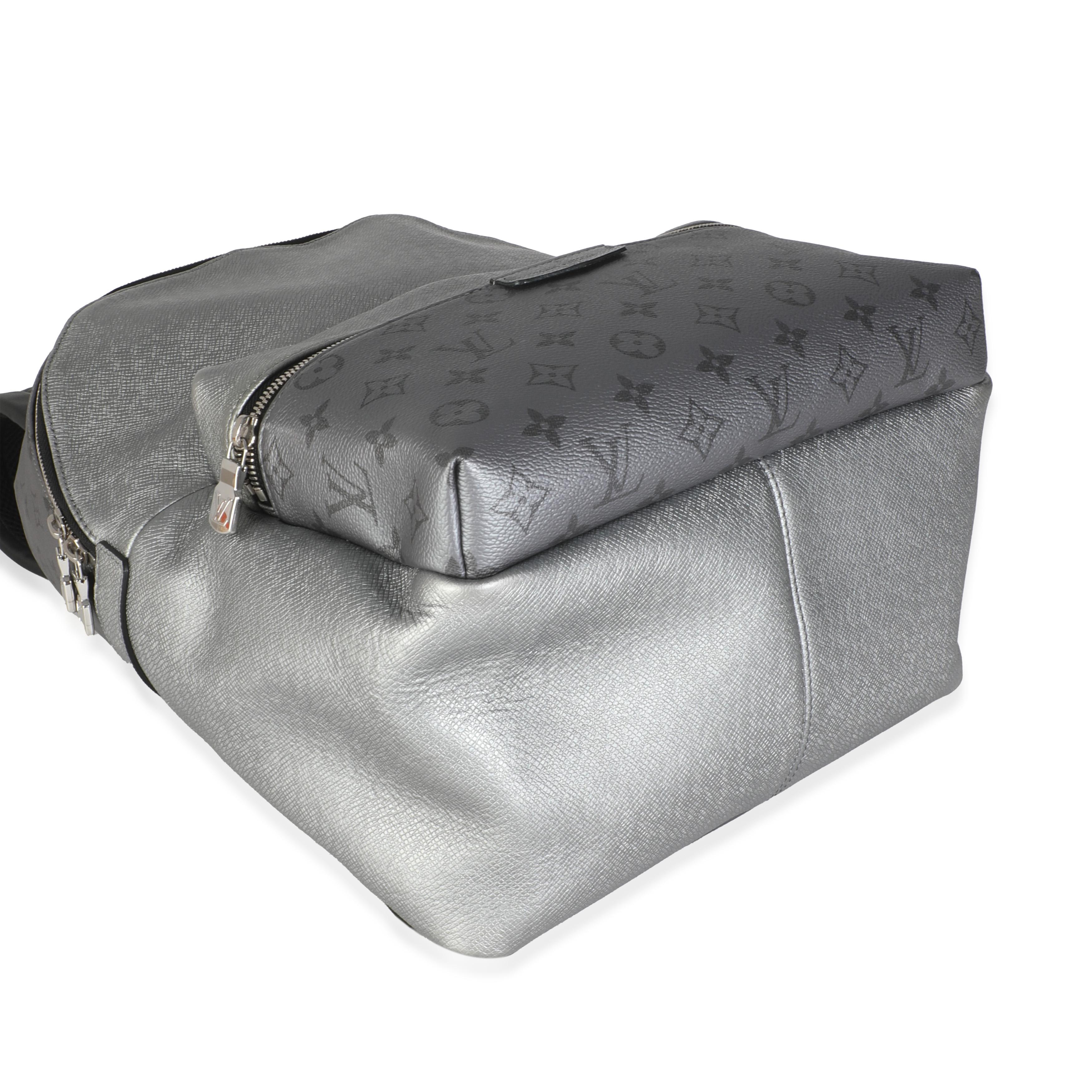 Donna Zaino Discovery in tela Monogram argento di Louis Vuitton in vendita