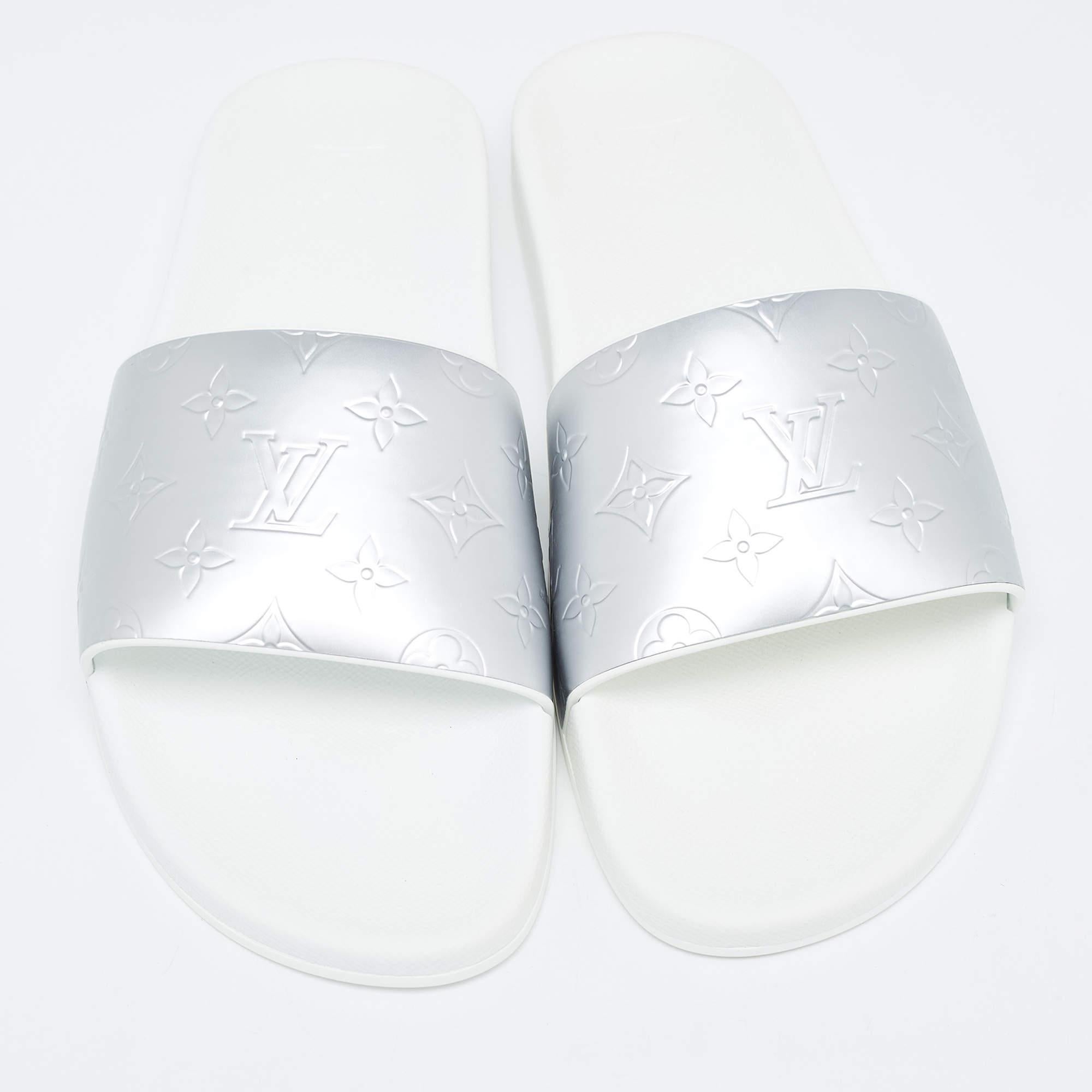 Louis Vuitton Silver Monogram Leather Mules Size 44 In Excellent Condition In Dubai, Al Qouz 2