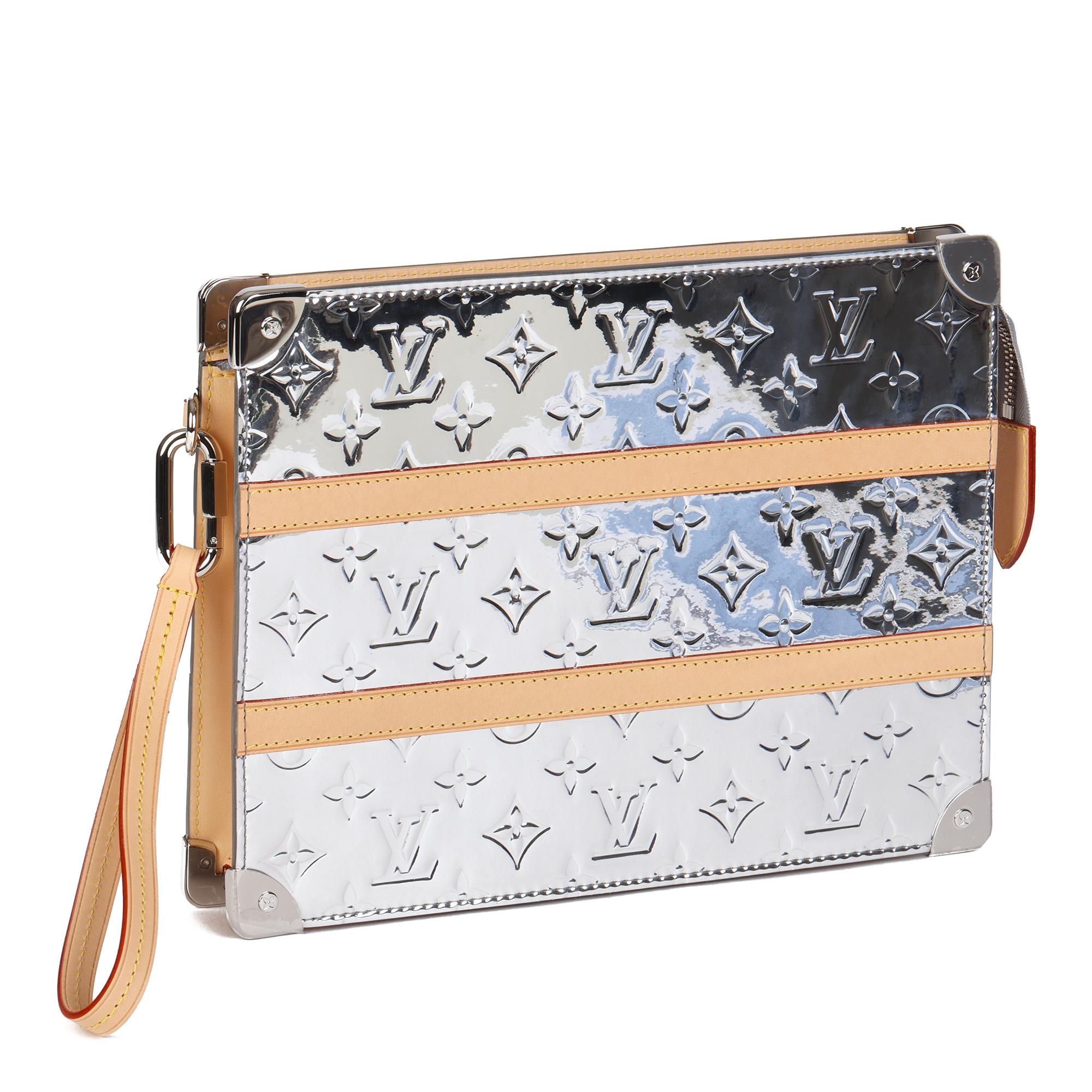 LOUIS VUITTON
Silver Monogram Mirror Vinyl & Vachetta Leather Trunk Pouch

Serial Number: X
Age (Circa): 2021
Accompanied By: Louis Vuitton Dust Bag, Box
Authenticity Details: (Made in France)
Gender: Ladies
Type: Clutch, Wristlet

Colour: