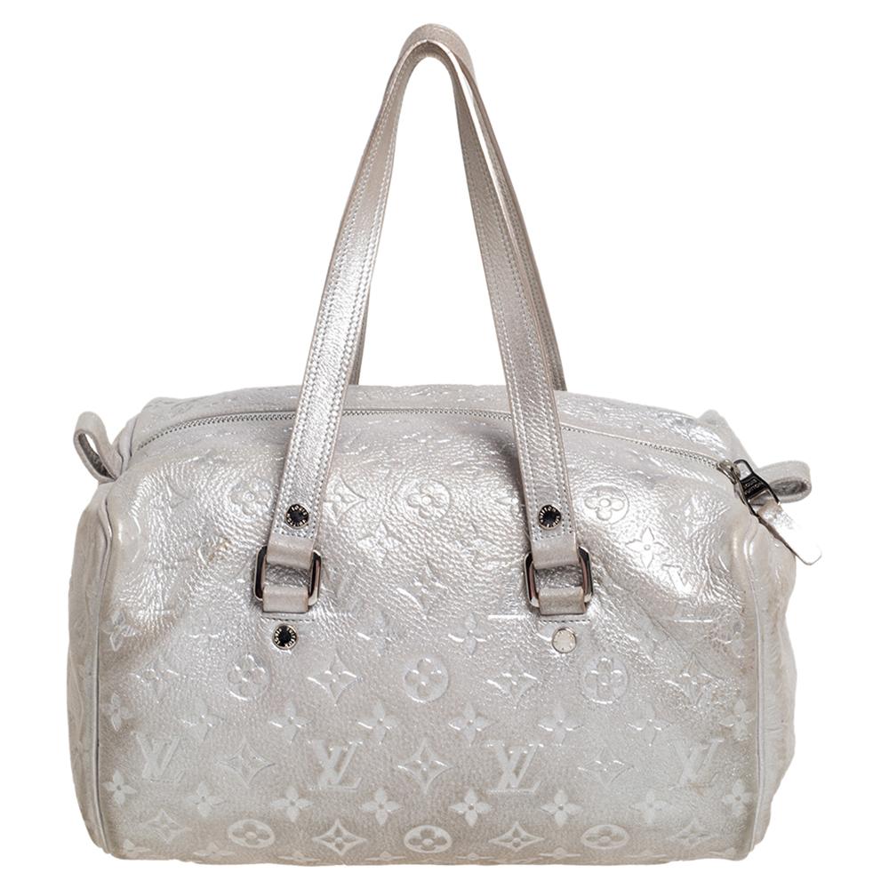 Diese Louis Vuitton Shimmer Comete Tasche ist Teil der limitierten Auflage und besteht aus einem silbernen Monogramm und einer verspielten Quaste auf der Vorderseite. Die mit einem Reißverschluss gesicherte Tasche ist mit zwei flachen Henkeln