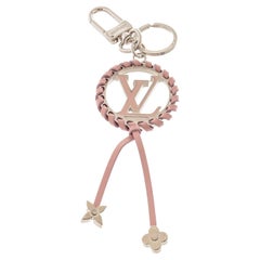 Louis Vuitton Sehr Taschenanhänger und Schlüsselanhänger in Silber- und Rosa 