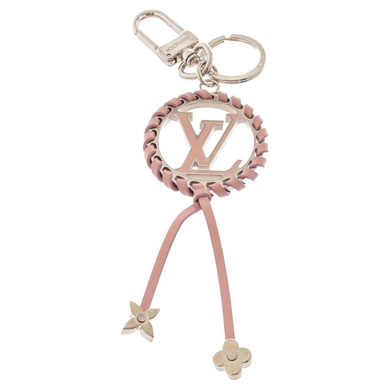 Louis Vuitton Sehr Taschenanhänger und Schlüsselanhänger in Silber- und  Rosa bei 1stDibs