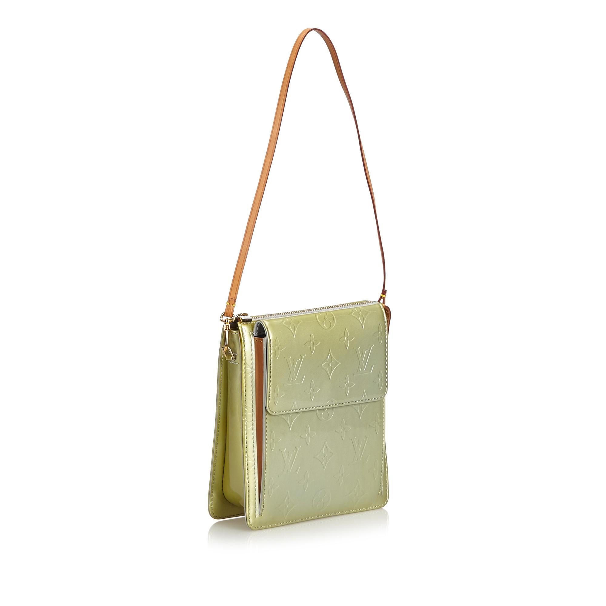 The Pochette Mott features a vernis leather body, single leather strap, top zip closure, and an exterior flap pocket, It carries as B condition rating.

Inclusions: 
Dust Bag


Louis Vuitton pieces do not come with an authenticity card�please refer