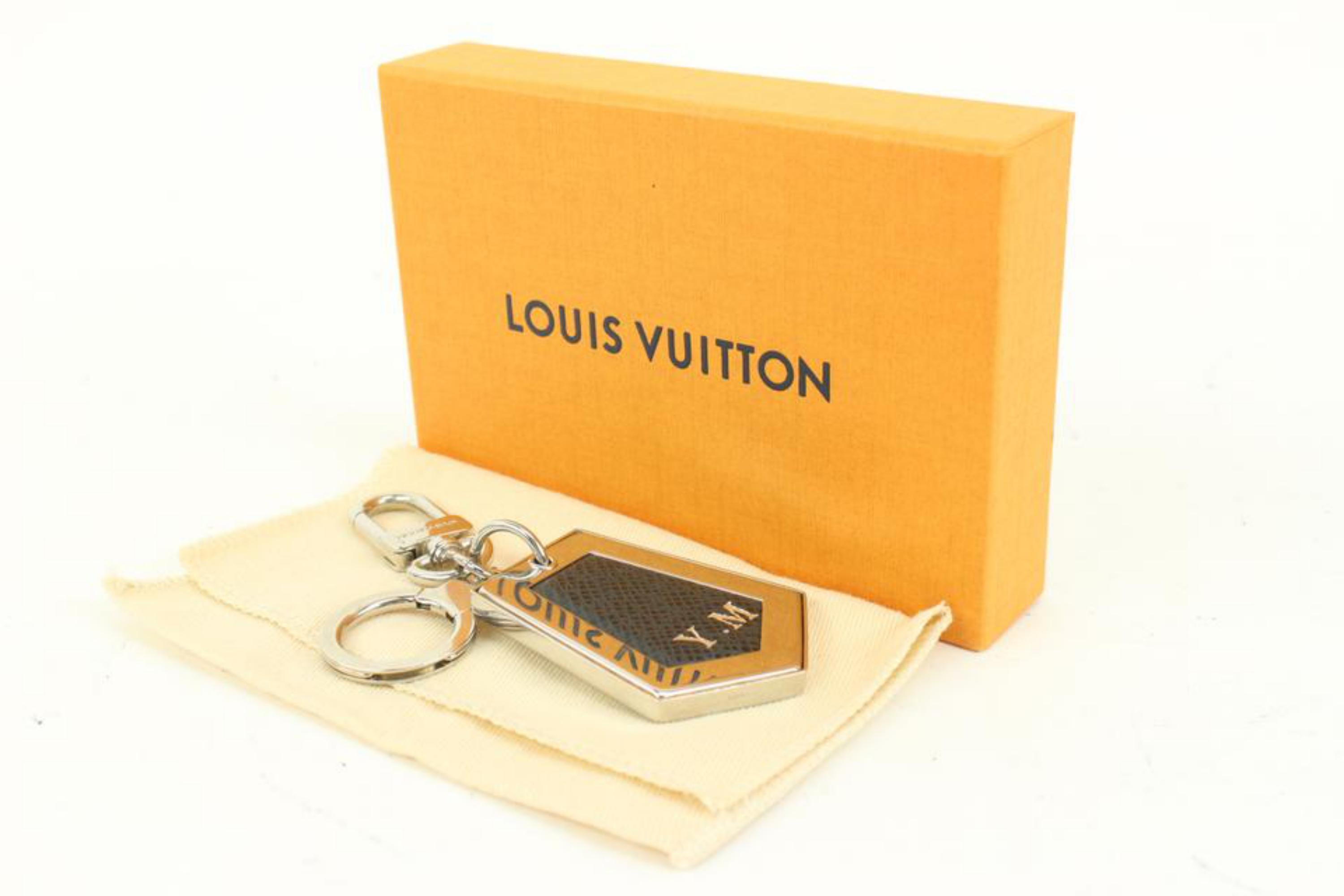 Louis Vuitton Silver x Black Taiga Keychain Bag Charm Pendant 45lz421s
Date Code/Serial Number: CA0191
Measurements: Length:  1.8