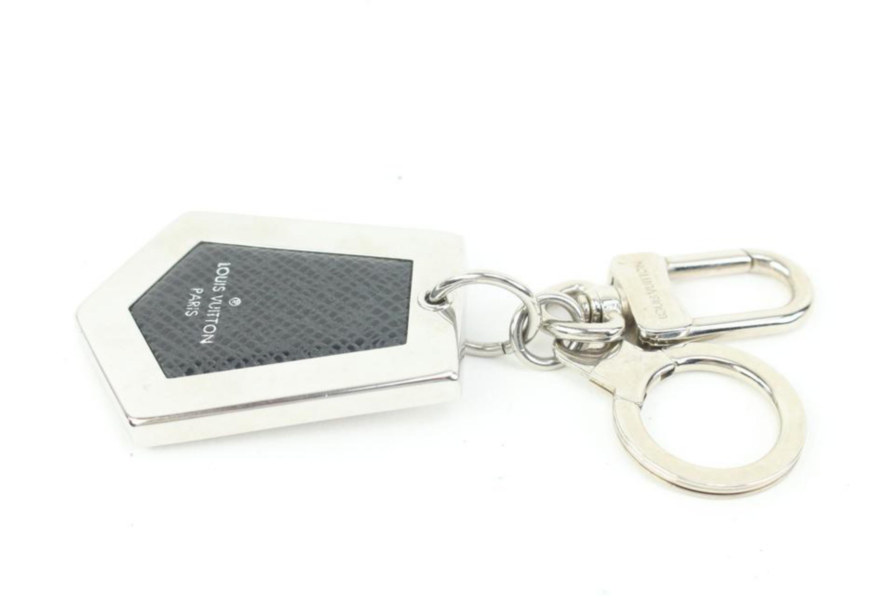 Louis Vuitton Silber x Schwarz Taiga Schlüsselanhänger Tasche Charm Anhänger 45lz421s im Zustand „Gut“ im Angebot in Dix hills, NY