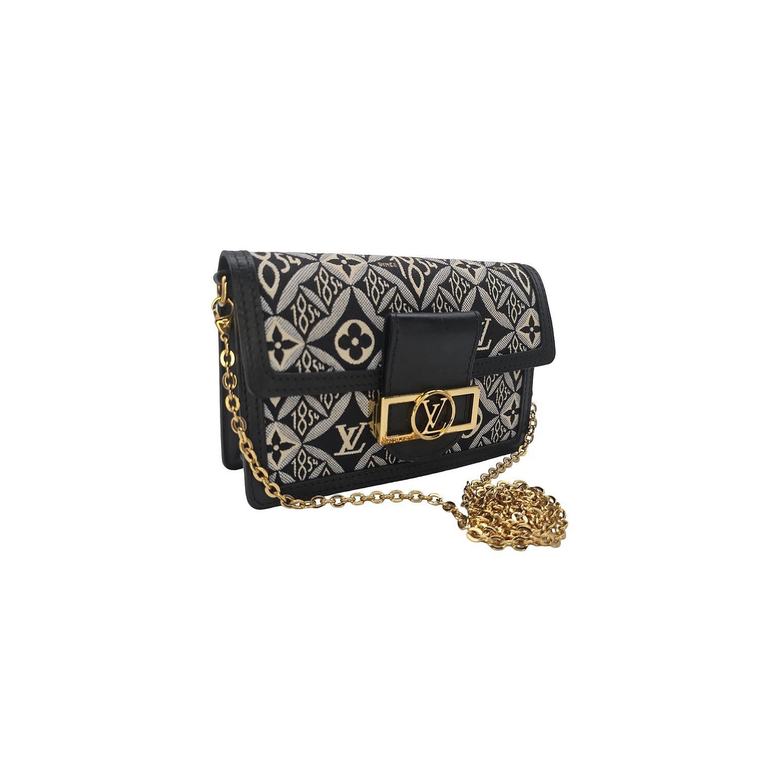 Aggiungi un tocco di lusso alla tua collezione di accessori con il portafoglio a catena Louis Vuitton Since 1854 Dauphine Monogram Jacquard. Realizzata in tela Monogram e finiture in pelle, questa borsa a tracolla presenta una tracolla a catena