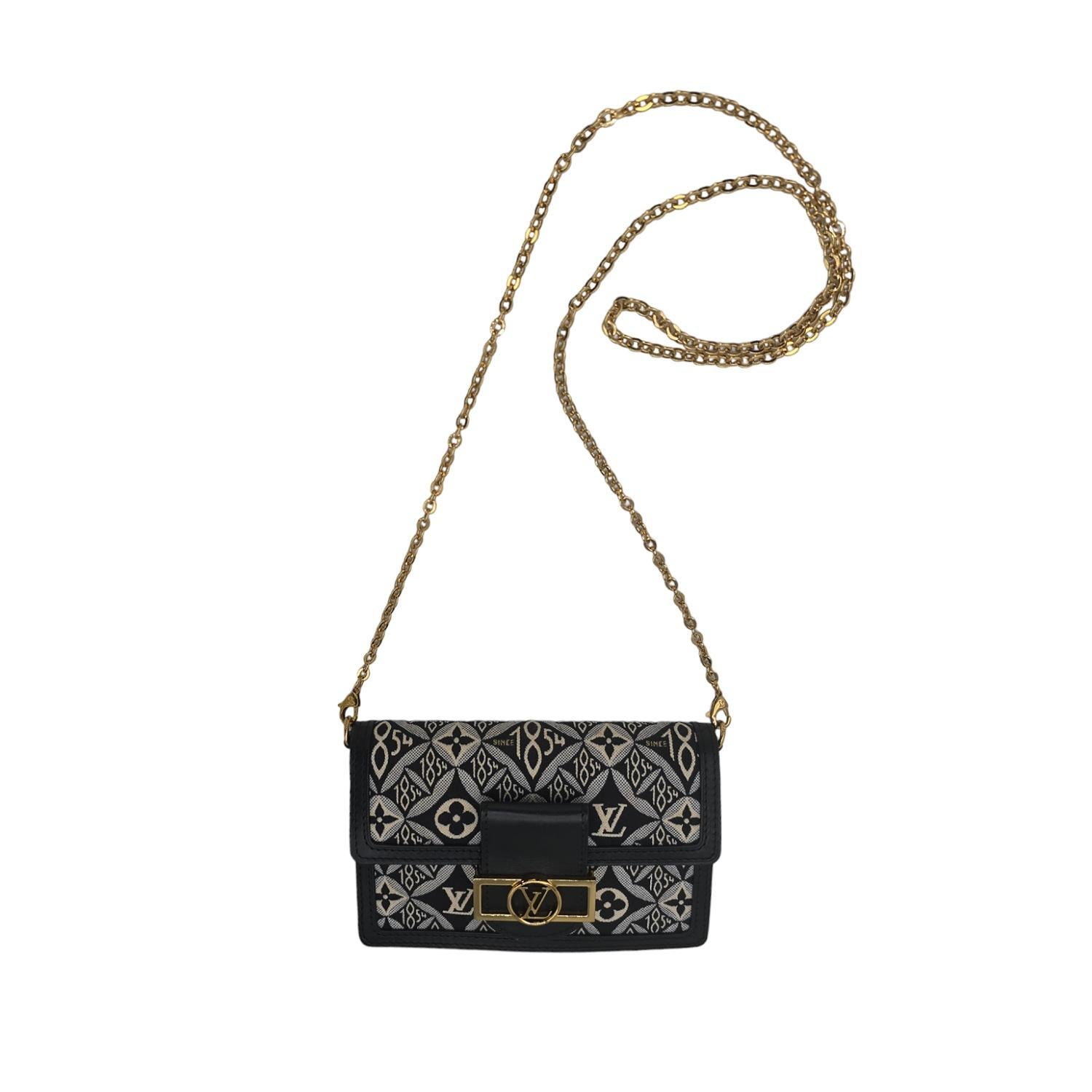 Nero Louis Vuitton Dal 1854 Dauphine Monogram Jacquard Portafoglio a catena in vendita