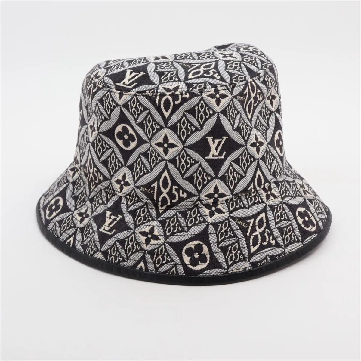 Der Louis Vuitton Since 1854 Jacquard Bob Bucket Hat in Schwarz ist ein raffiniertes und zugleich modernes Accessoire, das das reiche Erbe der Maison unterstreicht. Es ist aus einem aufwendigen Jacquard-Stoff gefertigt und zeigt das