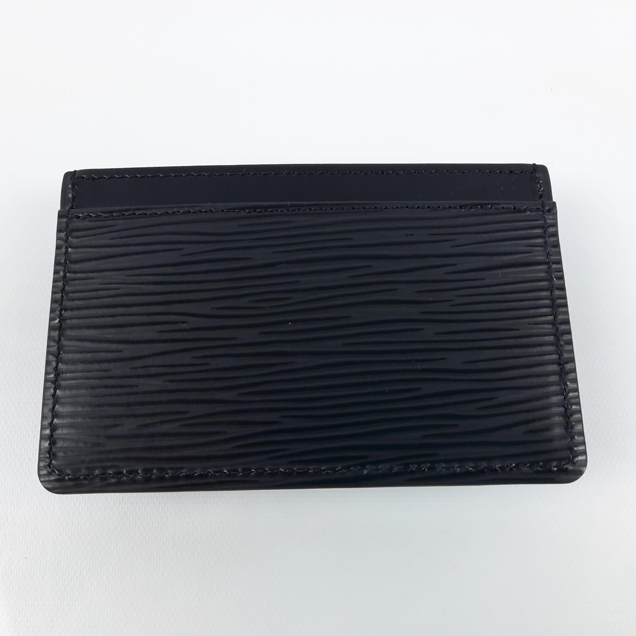 This simple card holder in Epi leather slips very naturally into the pocket. It contains in its three slots, credit, transport or business cards.