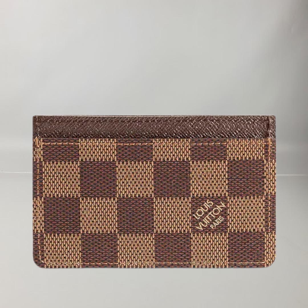 Soberly interpreted in Damier canvas, this simple card holder slips very naturally into the pocket. It accommodates credit, transport or business cards in its three slots.