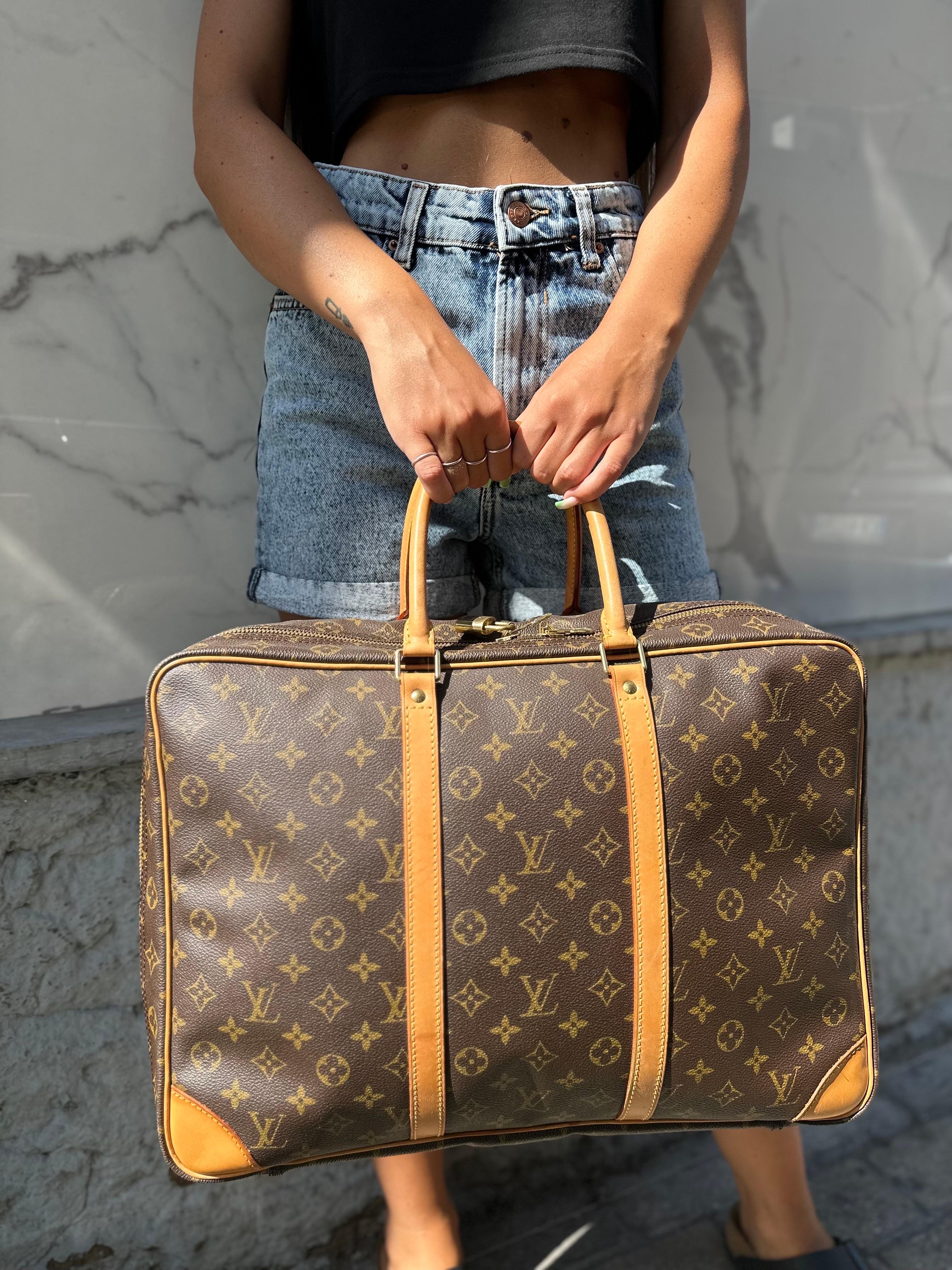Borsa da viaggio firmata Louis Vuitton, modello Sirius, misura 45, realizzato in tela monogram con inserti in vacchetta e hardware dorati. Dotata di una chiusura con zip semicircolare, che permette l’apertura completa del borsone. Internamente