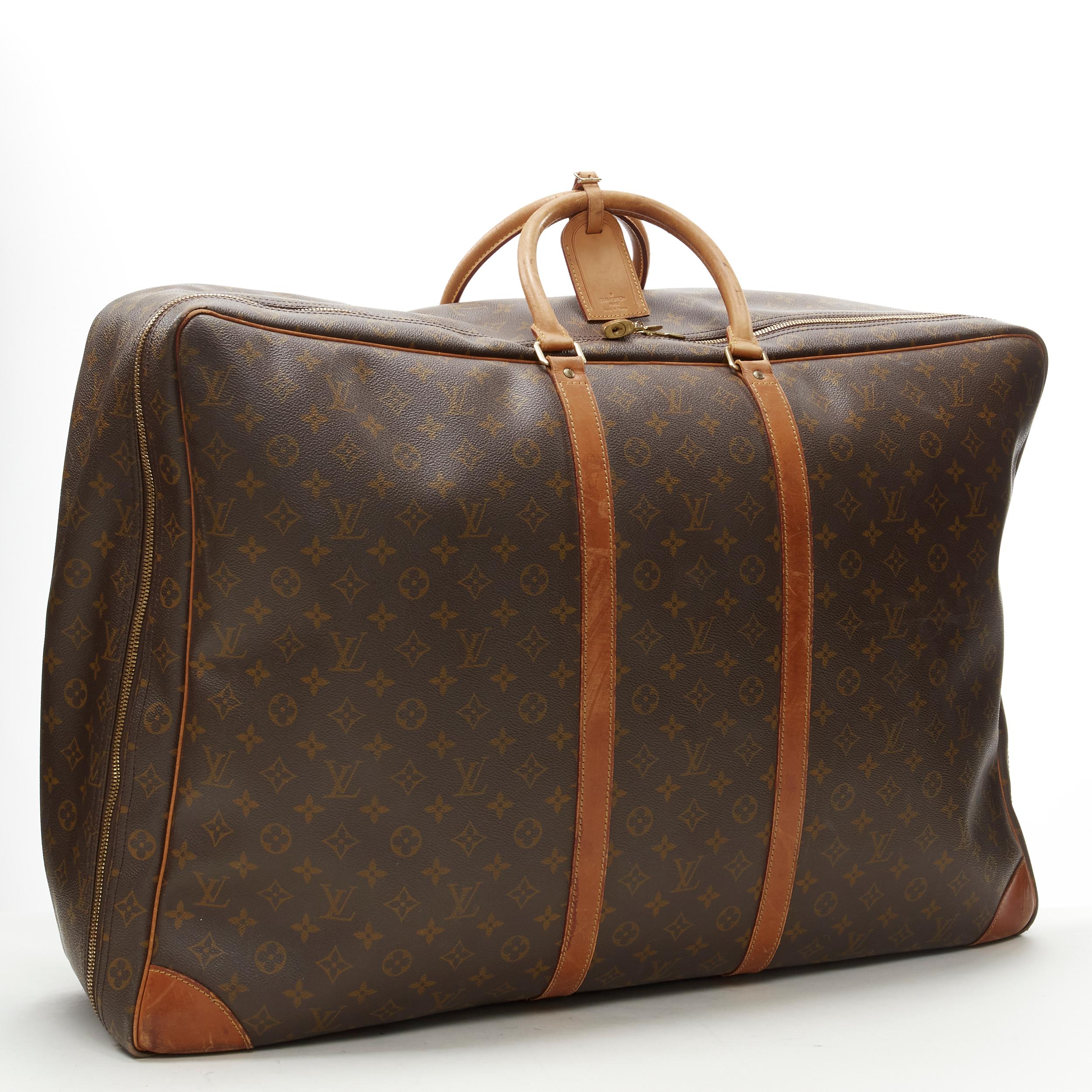 LOUIS VUITTON Sirius 70 brown LV monogram canvas large travel bag
Reference: AEMA/A00080
Brand: Louis Vuitton
Model: Sirius 70
Material: Canvas, Leather
Color: Brown, Beige
Pattern: Monogram
Closure: Zip
Lining: Beige Fabric
Extra Details: LV logo