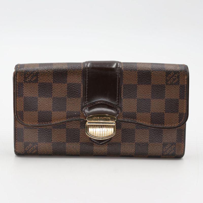 Louis Vuitton Sistina Damier Ebene GM Wallet LV-W0106P-0143

This Louis Vuitton Monogram Sistina Wallet is the most elegant way to organize your essentials like your bills, currency, credit cards and plenty of coins. This delightful piece will