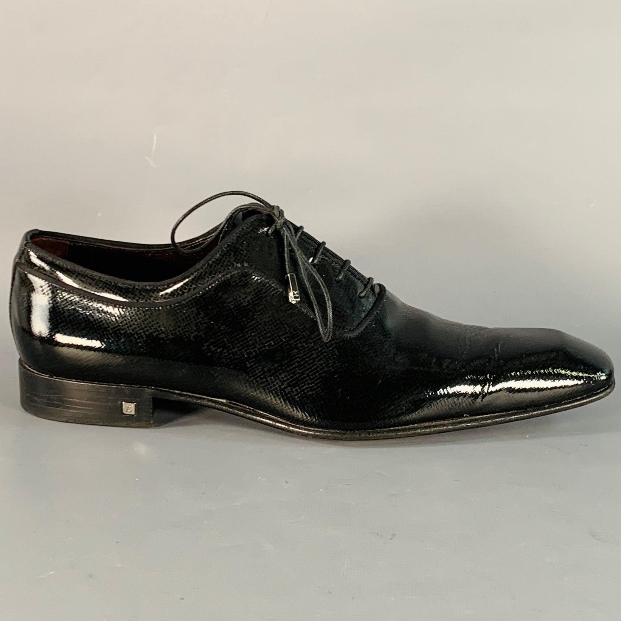 Chaussures oxford LOUIS VUITTON
en cuir verni noir texturé, avec un bout carré, une semelle en cuir et une fermeture à lacets. Livré avec un sac à poussière. Fabriqué en Italie. Bon état d'usage. Signes d'usure modérés sur la semelle, plis modérés