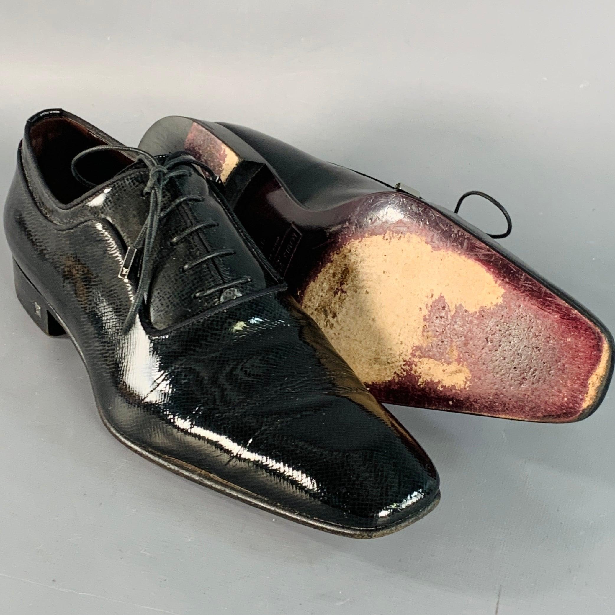 LOUIS VUITTON Taille 10.5 Chaussures à lacets Oxford en cuir verni noir en vente 1