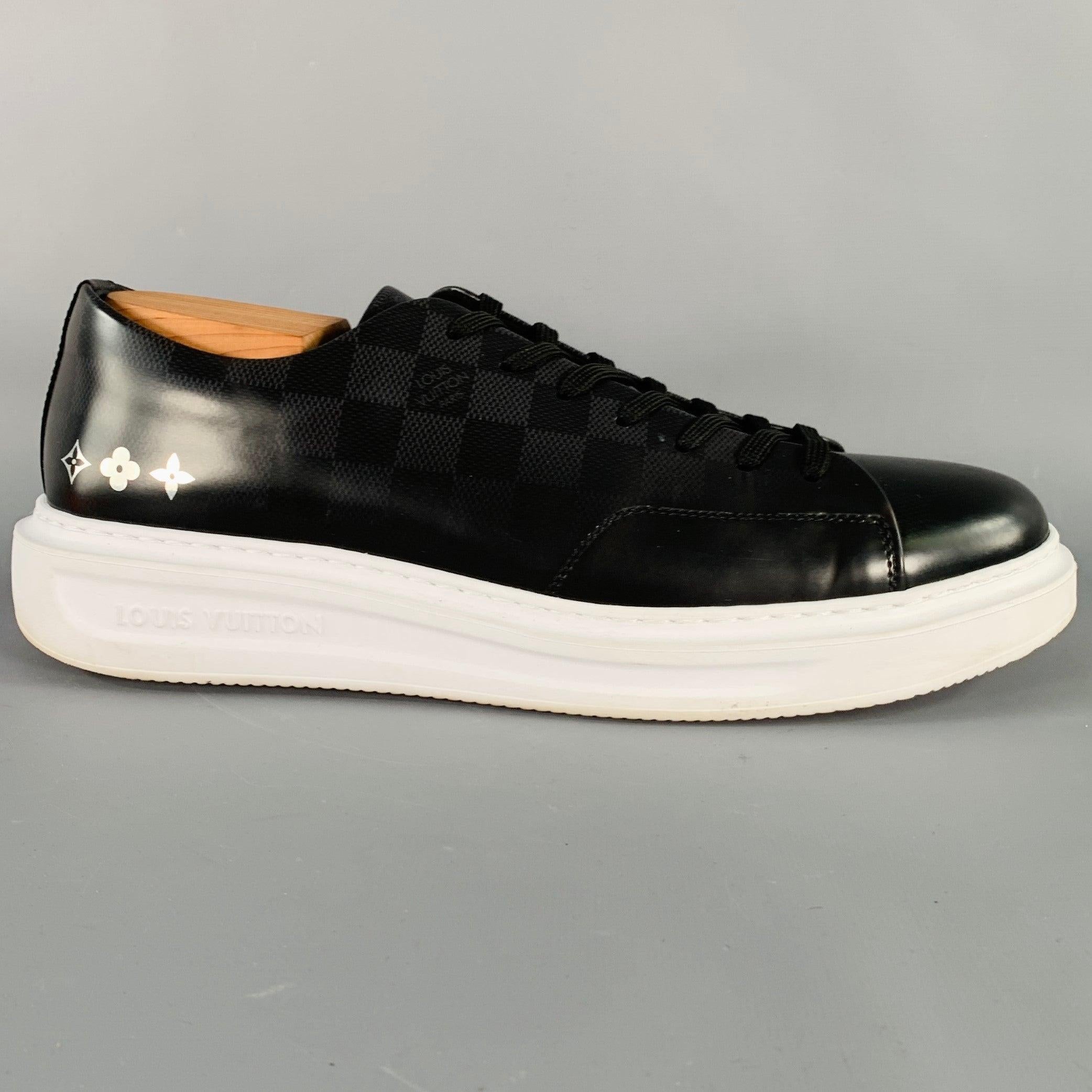 Baskets LOUIS VUITTON
en cuir noir avec un motif à carreaux, une semelle en caoutchouc blanc et une fermeture à lacets. Les embauchoirs ne sont pas inclus. Fabriqué en Italie. Excellent état. 

Marqué :   9.5 FA0252Semelle d'usure:12.5 pouces  x 4,5