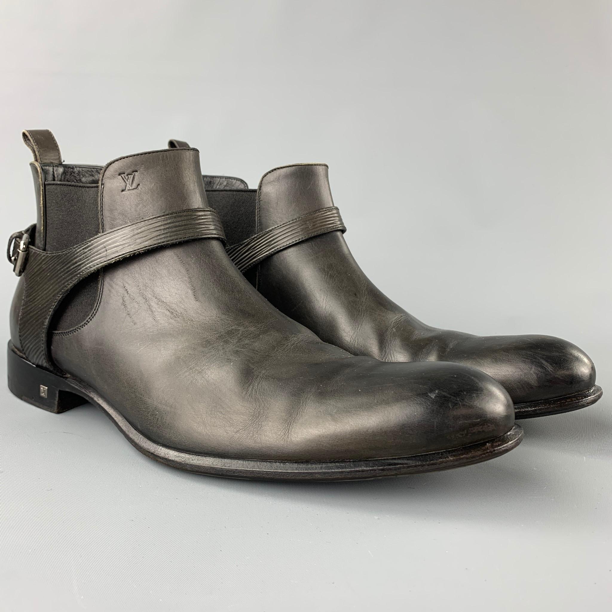 LOUIS VUITTON boots comes in a slate antique leather featuring a harness design, silver tone hardware, cap toe, and a wooden sole. Made in Italy.

Very Good Pre-Owned Condition.
Marked: EU 11


Measurements:

Length: 13 in.
Width: 4 in.
Height: 4.5